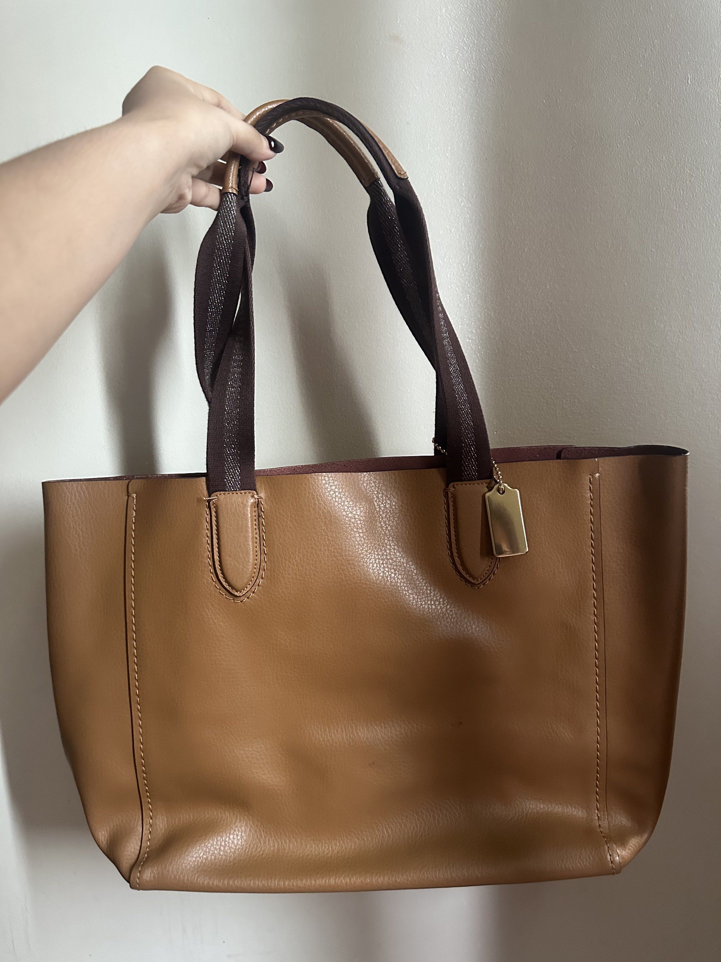 Coach Shoulder Bag (Category: Luxury Bags & Wallets) located in San Juan City. Submitted by biatchhhh (Listing ID 1405969957, Image 3). Description: Rarely used- Original from USA can fit Ipad and Macbook 13" Message me for more pictures Negotiable.