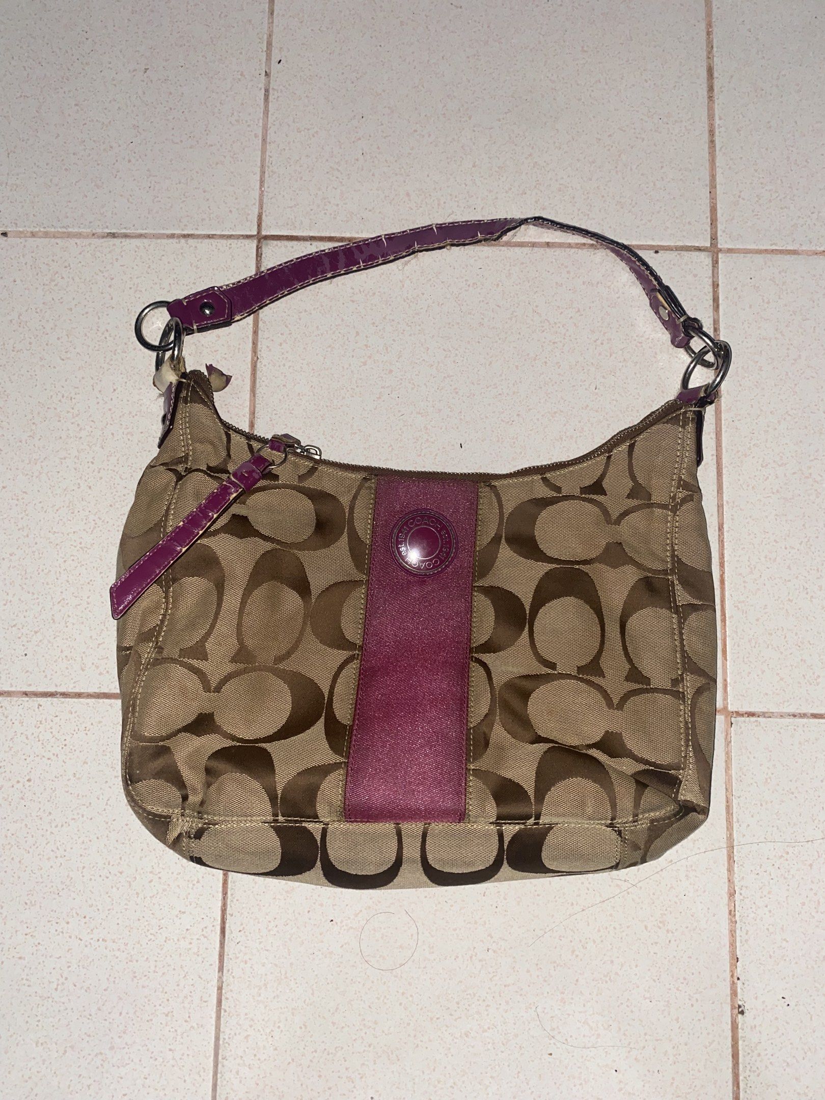 Coach Signature Hobo Bag (Category: Luxury Bags & Wallets) located in Baguio. Submitted by linensheets (Listing ID 1418109460, Image 1). Description: Flaws in strap.