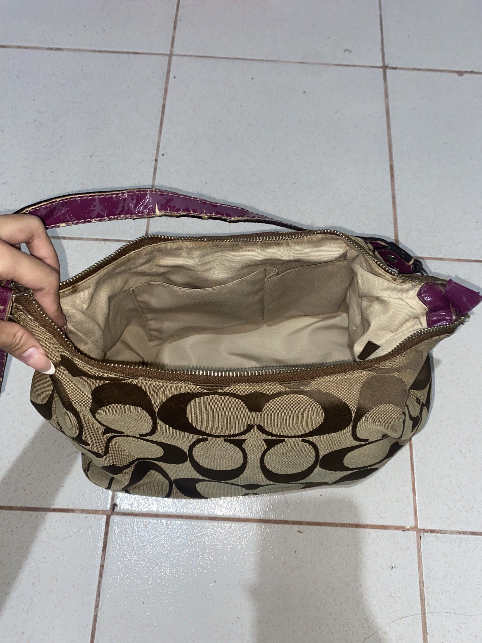 Coach Signature Hobo Bag (Category: Luxury Bags & Wallets) located in Baguio. Submitted by linensheets (Listing ID 1418109460, Image 3). Description: Flaws in strap.
