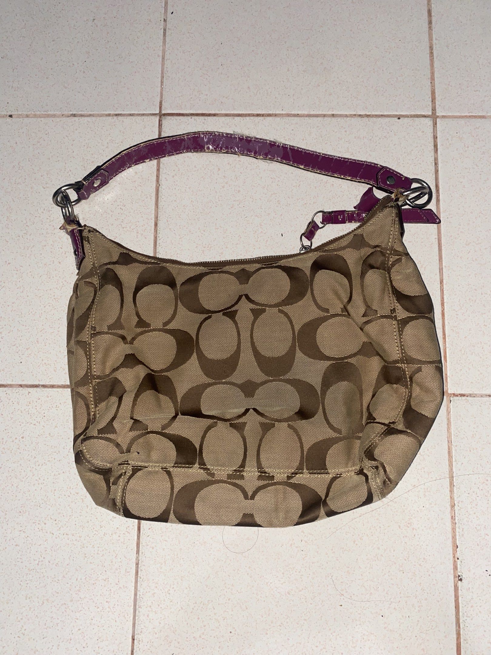 Coach Signature Hobo Bag (Category: Luxury Bags & Wallets) located in Baguio. Submitted by linensheets (Listing ID 1418109460, Image 2). Description: Flaws in strap.