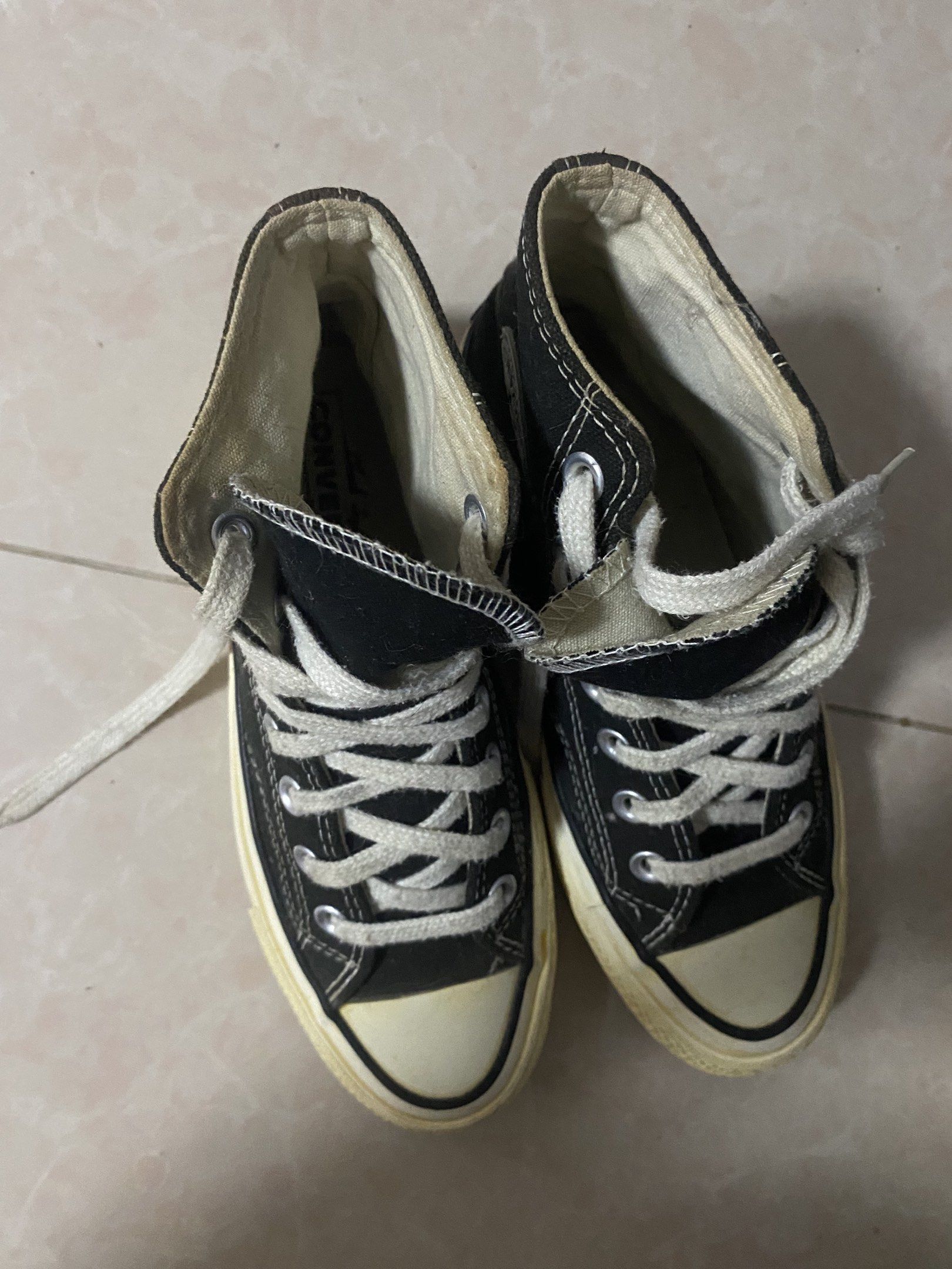 Converse Chuck Taylor (Category: Sneakers) located in Santiago. Submitted by jmayaa (Listing ID 1418149722, Image 2). Description: actual pics yellow sole marumi na coz di na ginagamit (nakatambak) can lower the price for sure buyer 📍santiago city, isab mop: maribank/gotyme/bdo mod: j&t .