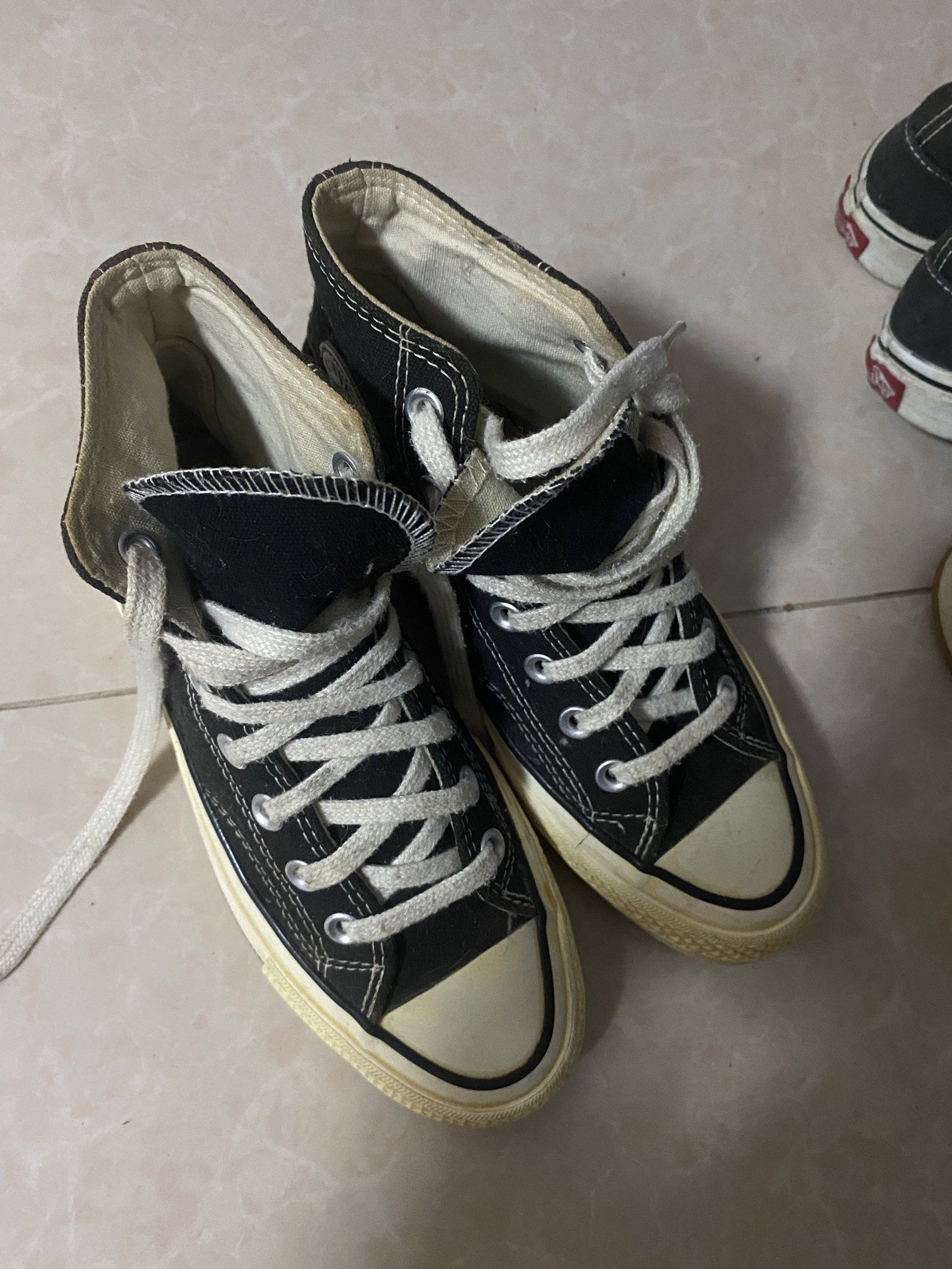 Converse Chuck Taylor (Category: Sneakers) located in Santiago. Submitted by jmayaa (Listing ID 1418149722, Image 1). Description: actual pics yellow sole marumi na coz di na ginagamit (nakatambak) can lower the price for sure buyer 📍santiago city, isab mop: maribank/gotyme/bdo mod: j&t .