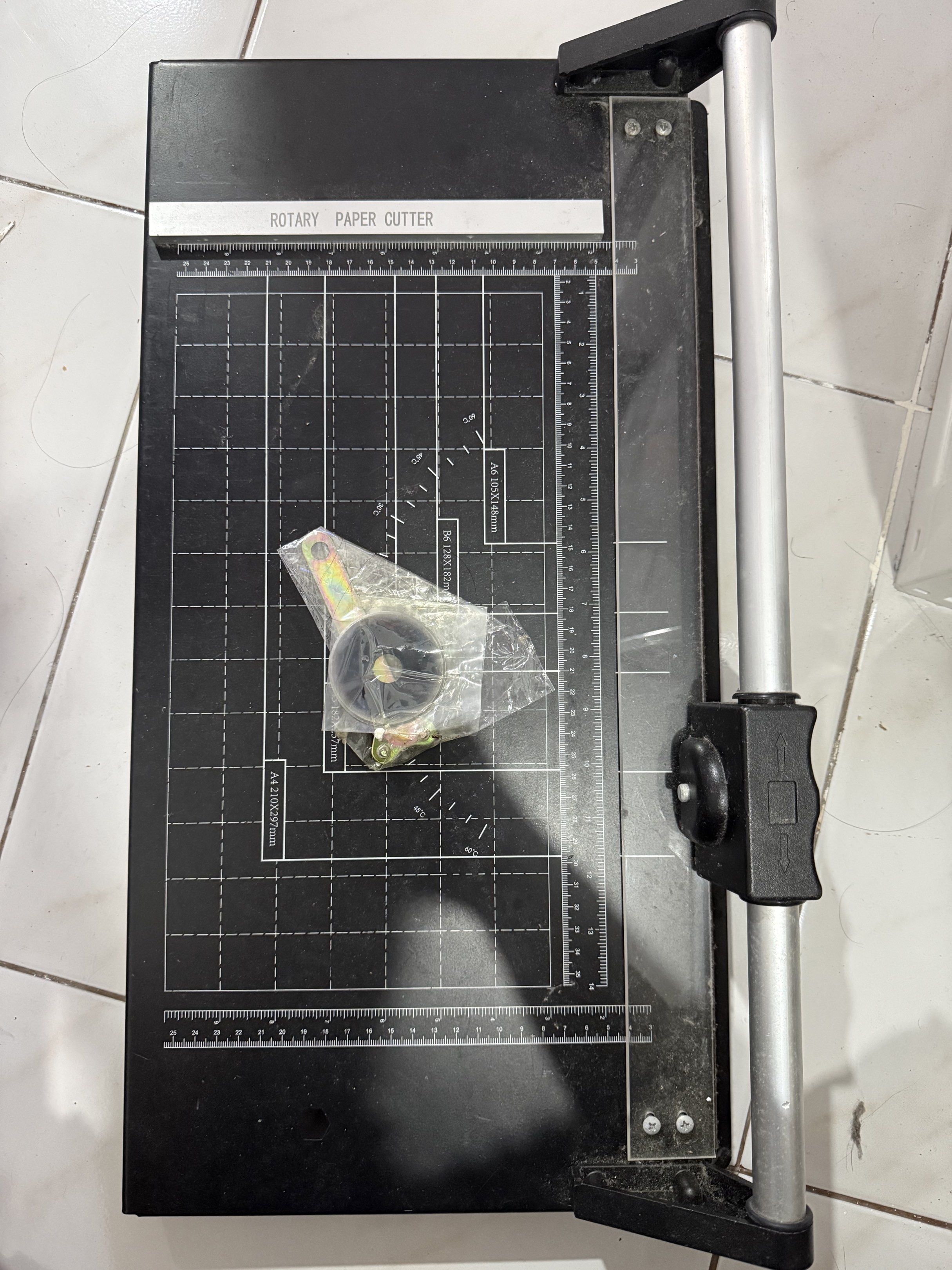Heavy duty Rotary Paper Cutter (Category: Craft Supplies & Tools) located in Las Pinas. Submitted by pearlvin07 (Listing ID 1418039176, Image 1). Description: - Paper cutter features a black cutting surface with grid. - Comes with a spare blade and hardware. - Rotary Sliding Cutter - ₱500.