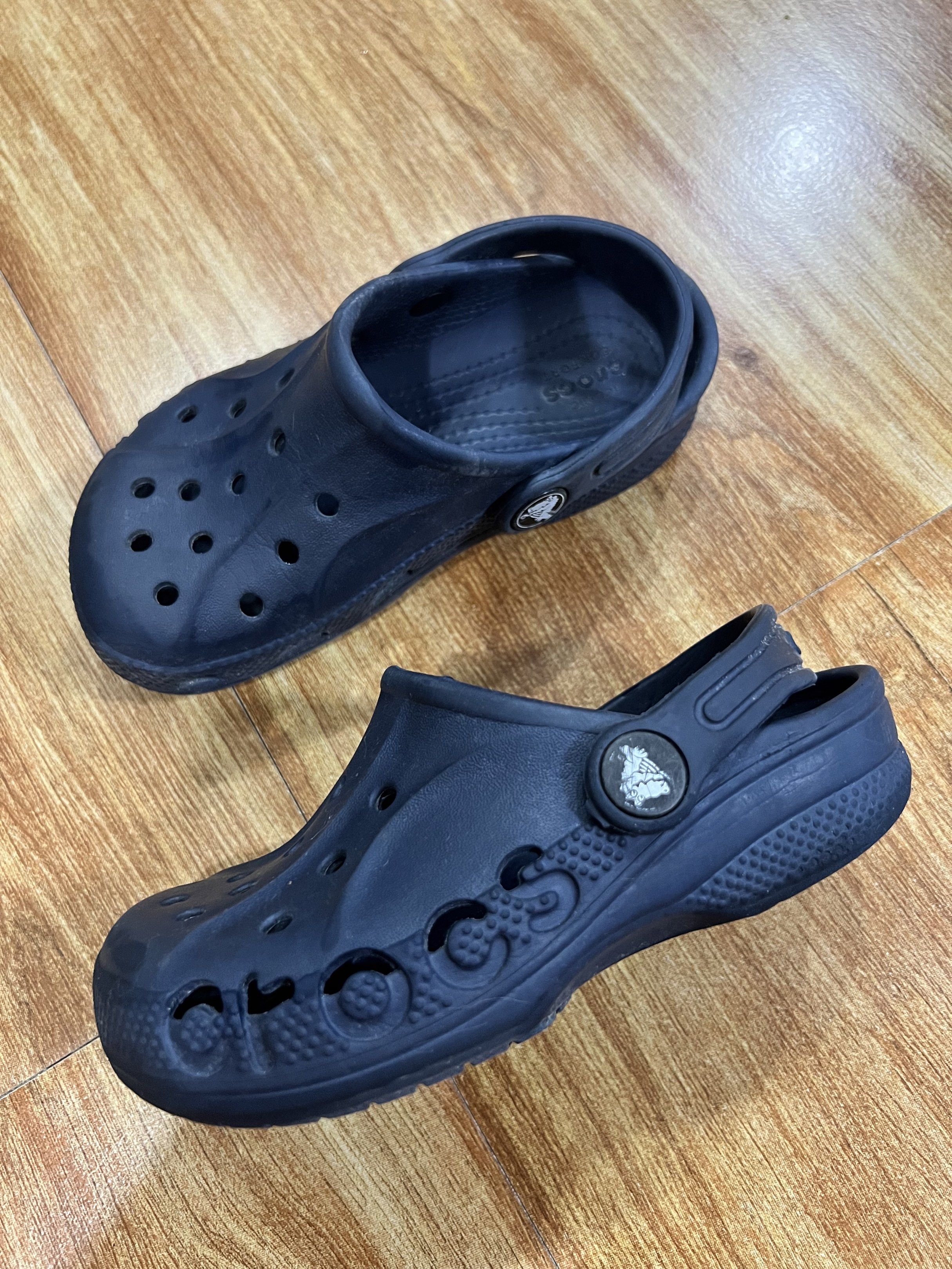 Crocs Classic Clogs - Navy Blue - C10 (Category: Babies & Kids Fashion) located in Rizal. Submitted by ichaaay21 (Listing ID 1418167342, Image 2). Description: - Navy blue Crocs Classic clogs - Size: C10 - Features the Crocs logo - Classic Crocs design with ventilation holes - Shows some wear on the soles - Perfect for casual wear.