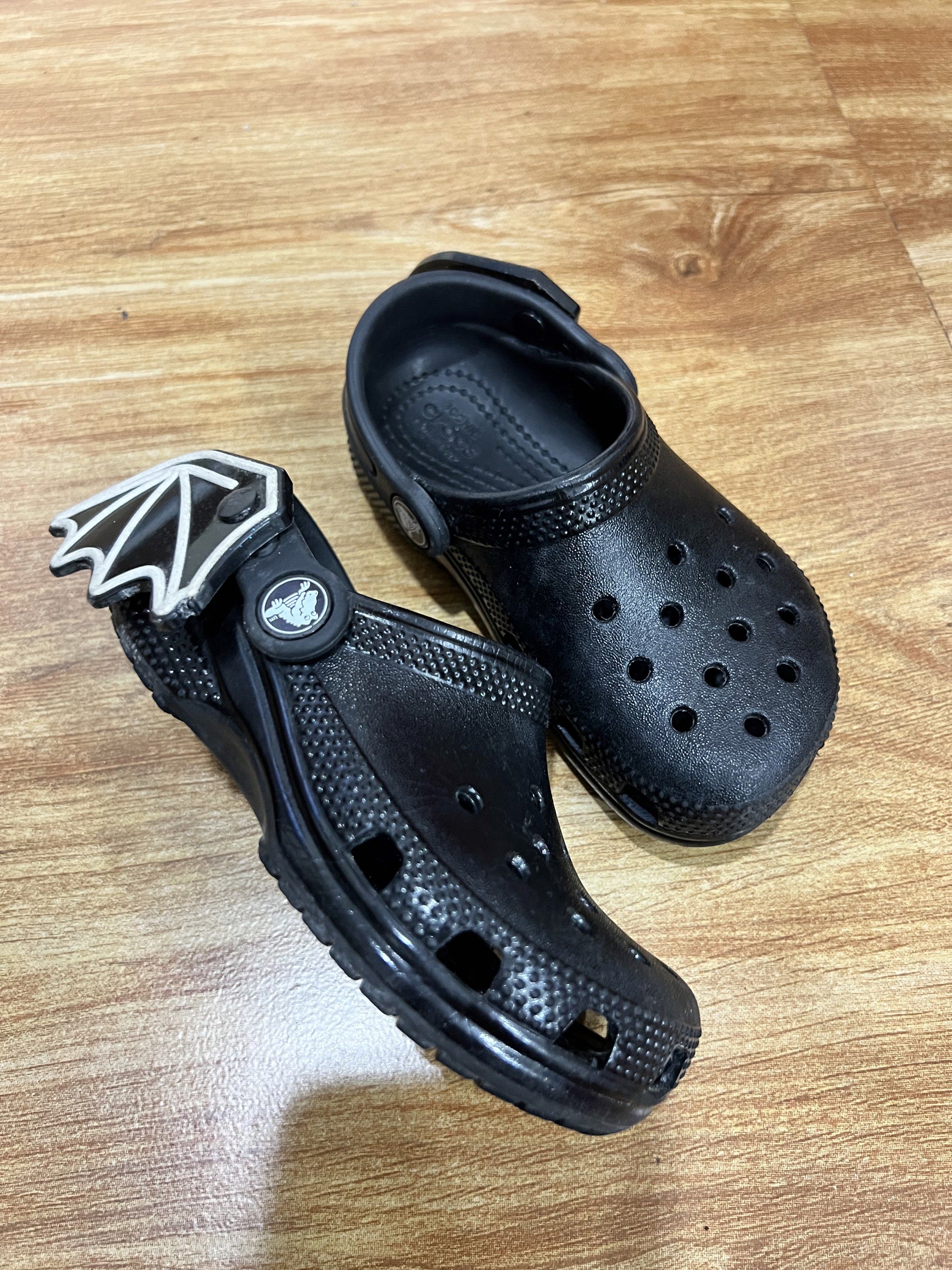 CROCS CLASSIC KIDS’ I AM BAT CLOGS (Category: Babies & Kids Fashion) located in Rizal. Submitted by ichaaay21 (Listing ID 1418166238, Image 1). Description: 💯 AUTHENTIC SIZE C9 EU 25-26 GENERALLY FITS BETWEEN 3 and 5YO 15.7CM KINDLY REFER TO CROCS’ SIZE CHART 💯 AUTHENTIC!!! .