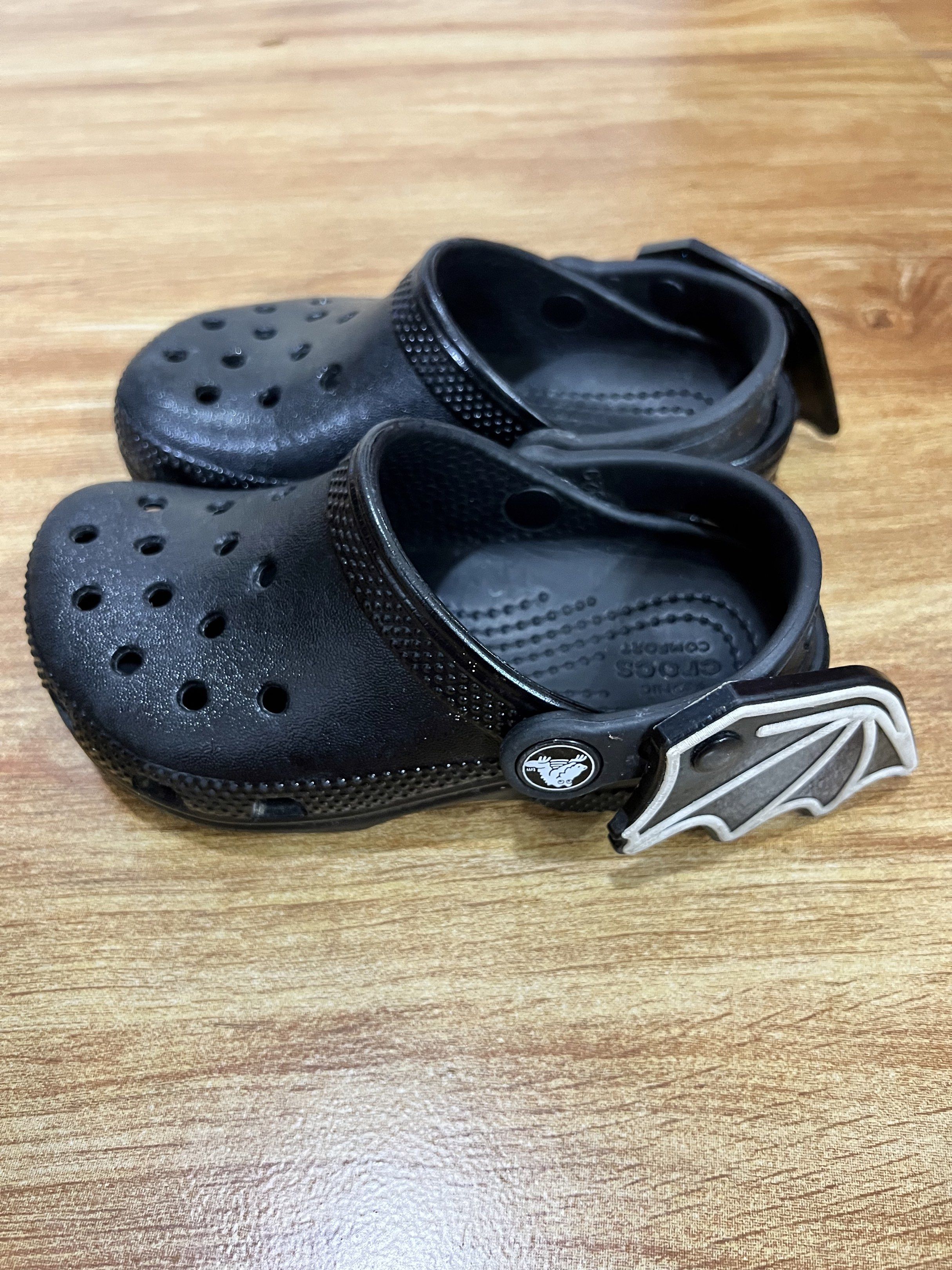 CROCS CLASSIC KIDS’ I AM BAT CLOGS (Category: Babies & Kids Fashion) located in Rizal. Submitted by ichaaay21 (Listing ID 1418166238, Image 3). Description: 💯 AUTHENTIC SIZE C9 EU 25-26 GENERALLY FITS BETWEEN 3 and 5YO 15.7CM KINDLY REFER TO CROCS’ SIZE CHART 💯 AUTHENTIC!!! .