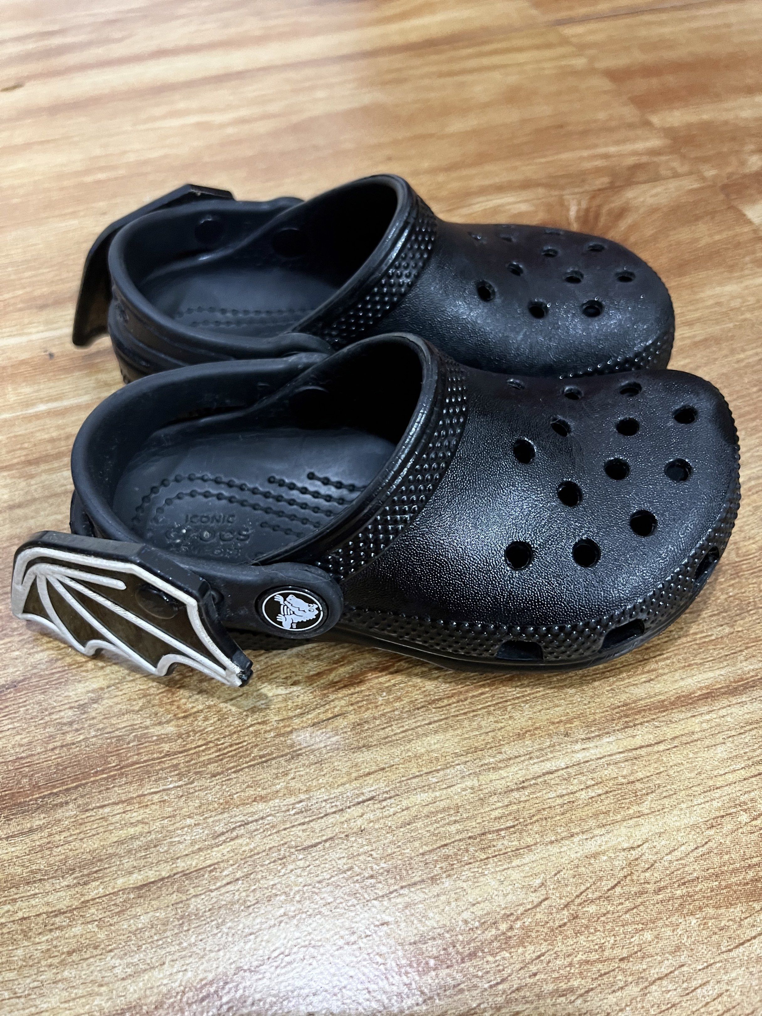 CROCS CLASSIC KIDS’ I AM BAT CLOGS (Category: Babies & Kids Fashion) located in Rizal. Submitted by ichaaay21 (Listing ID 1418166238, Image 2). Description: 💯 AUTHENTIC SIZE C9 EU 25-26 GENERALLY FITS BETWEEN 3 and 5YO 15.7CM KINDLY REFER TO CROCS’ SIZE CHART 💯 AUTHENTIC!!! .