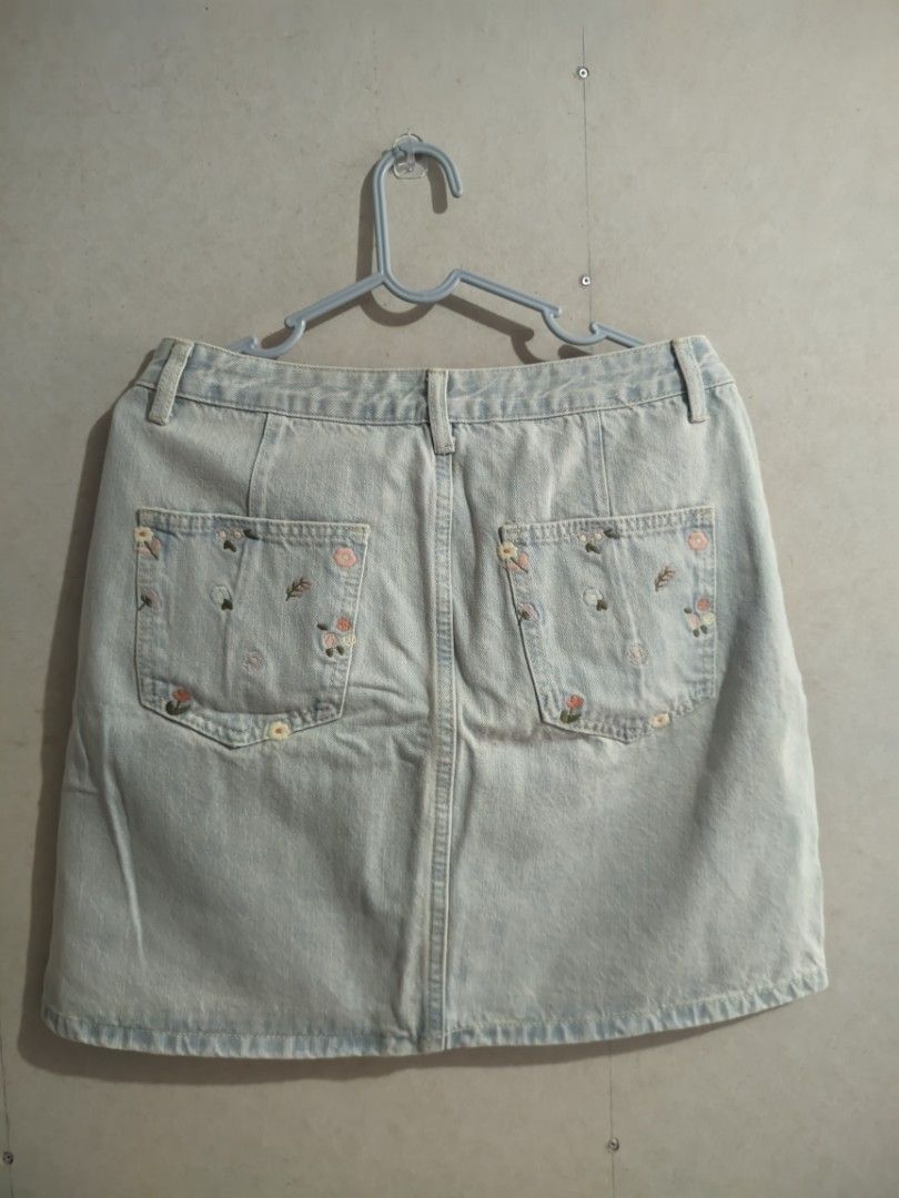DAZY Embroidered Denim Skirt (Category: Skirts) located in Manila. Submitted by elixiriaz (Listing ID 1418098619, Image 1). Description: - Dazy denim mini skirt - Light wash - Embroidered floral details on back pockets - Button and zipper closure - XL on tag but only fits up to medium.