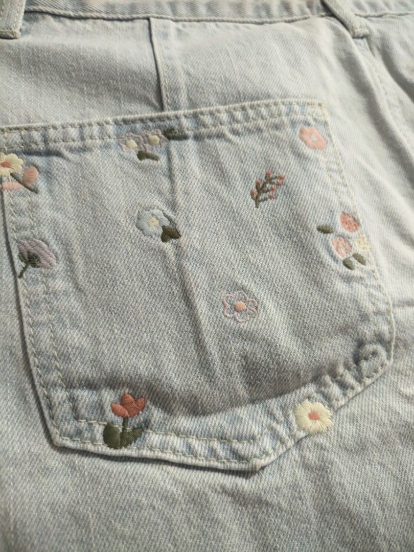 DAZY Embroidered Denim Skirt (Category: Skirts) located in Manila. Submitted by elixiriaz (Listing ID 1418098619, Image 3). Description: - Dazy denim mini skirt - Light wash - Embroidered floral details on back pockets - Button and zipper closure - XL on tag but only fits up to medium.