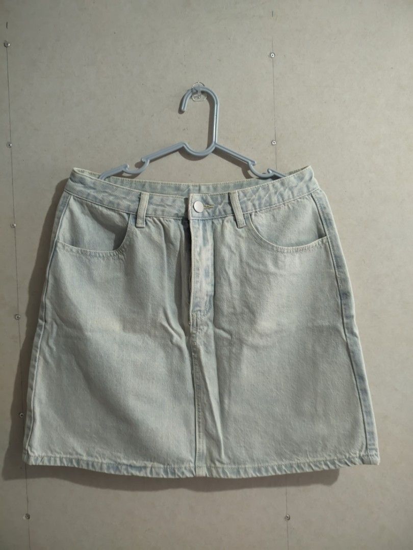 DAZY Embroidered Denim Skirt (Category: Skirts) located in Manila. Submitted by elixiriaz (Listing ID 1418098619, Image 2). Description: - Dazy denim mini skirt - Light wash - Embroidered floral details on back pockets - Button and zipper closure - XL on tag but only fits up to medium.