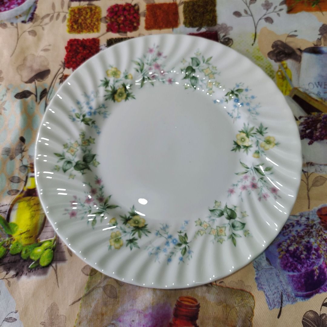 Floral Platter with Silver Spatula Set (Category: Other Kitchenware & Tableware) located in Pasig City. Submitted by novashelf (Listing ID 1418110919, Image 2). Description: ● Unused or New ● With the original box from Japan ● Platter diameter: 27 cm/10.5" ● Spatula Length: 26 cm/10" ● Fine Bone China Material ● Non-microwavable ● Dishwasher unsafe NOTE: BEFORE ORDERING 1. Please carefully read the product descriptions to prevent any discomfort. 