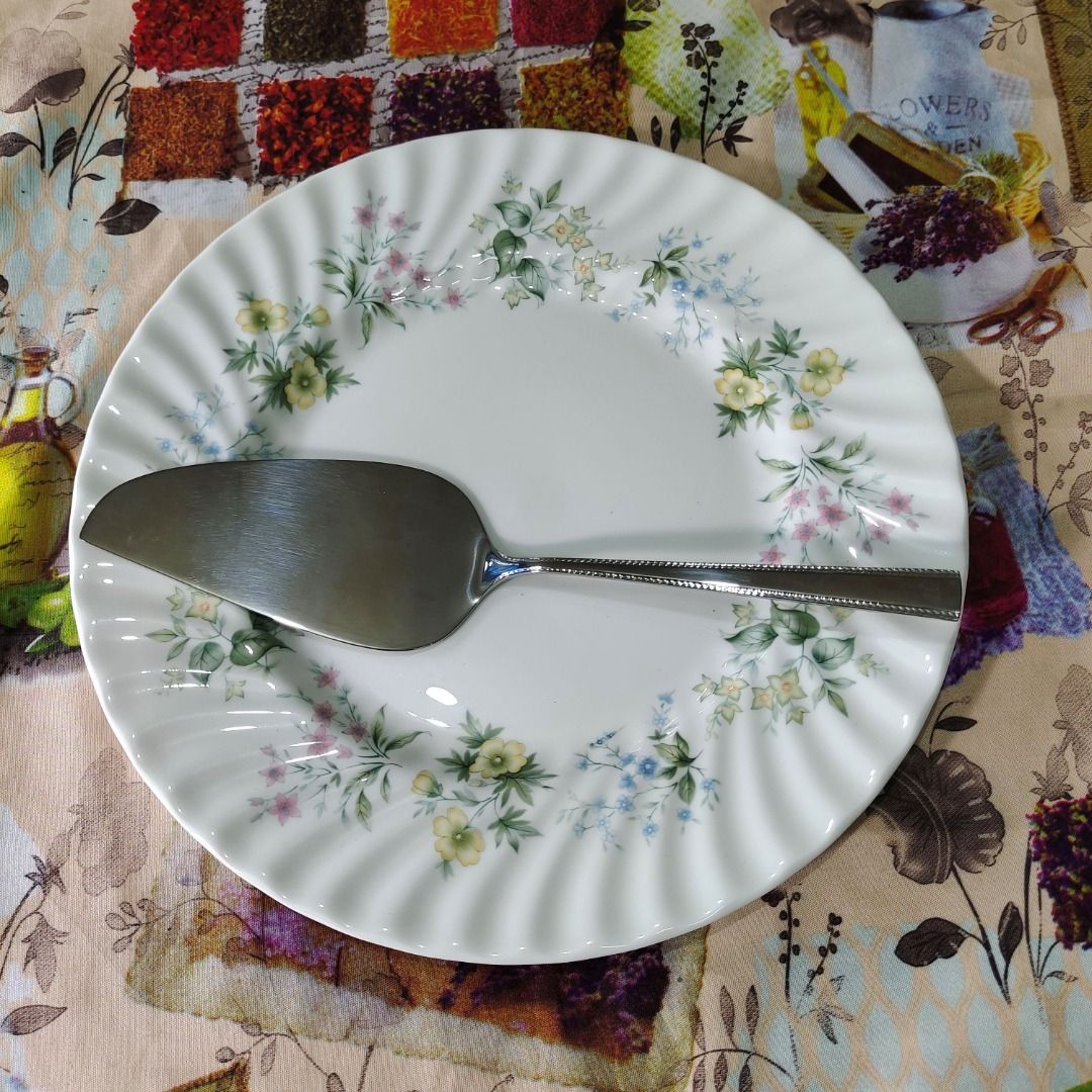 Floral Platter with Silver Spatula Set (Category: Other Kitchenware & Tableware) located in Pasig City. Submitted by novashelf (Listing ID 1418110919, Image 1). Description: ● Unused or New ● With the original box from Japan ● Platter diameter: 27 cm/10.5" ● Spatula Length: 26 cm/10" ● Fine Bone China Material ● Non-microwavable ● Dishwasher unsafe NOTE: BEFORE ORDERING 1. Please carefully read the product descriptions to prevent any discomfort. 
