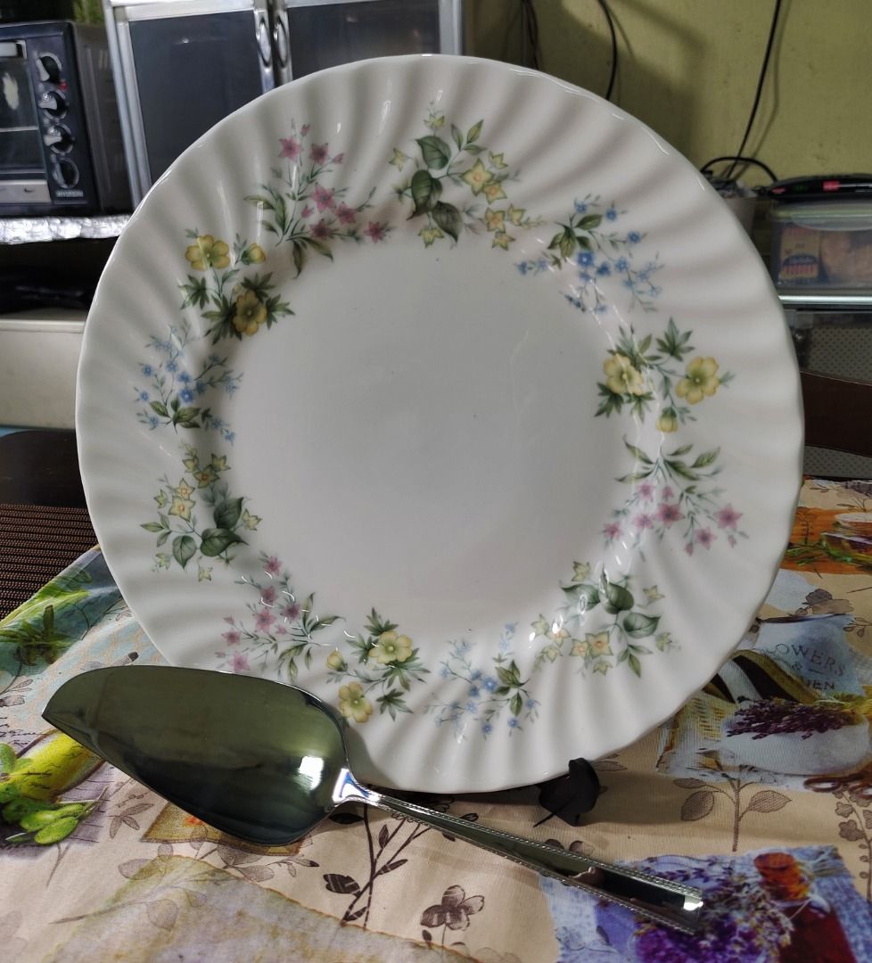 Floral Platter with Silver Spatula Set (Category: Other Kitchenware & Tableware) located in Pasig City. Submitted by novashelf (Listing ID 1418110919, Image 3). Description: ● Unused or New ● With the original box from Japan ● Platter diameter: 27 cm/10.5" ● Spatula Length: 26 cm/10" ● Fine Bone China Material ● Non-microwavable ● Dishwasher unsafe NOTE: BEFORE ORDERING 1. Please carefully read the product descriptions to prevent any discomfort. 