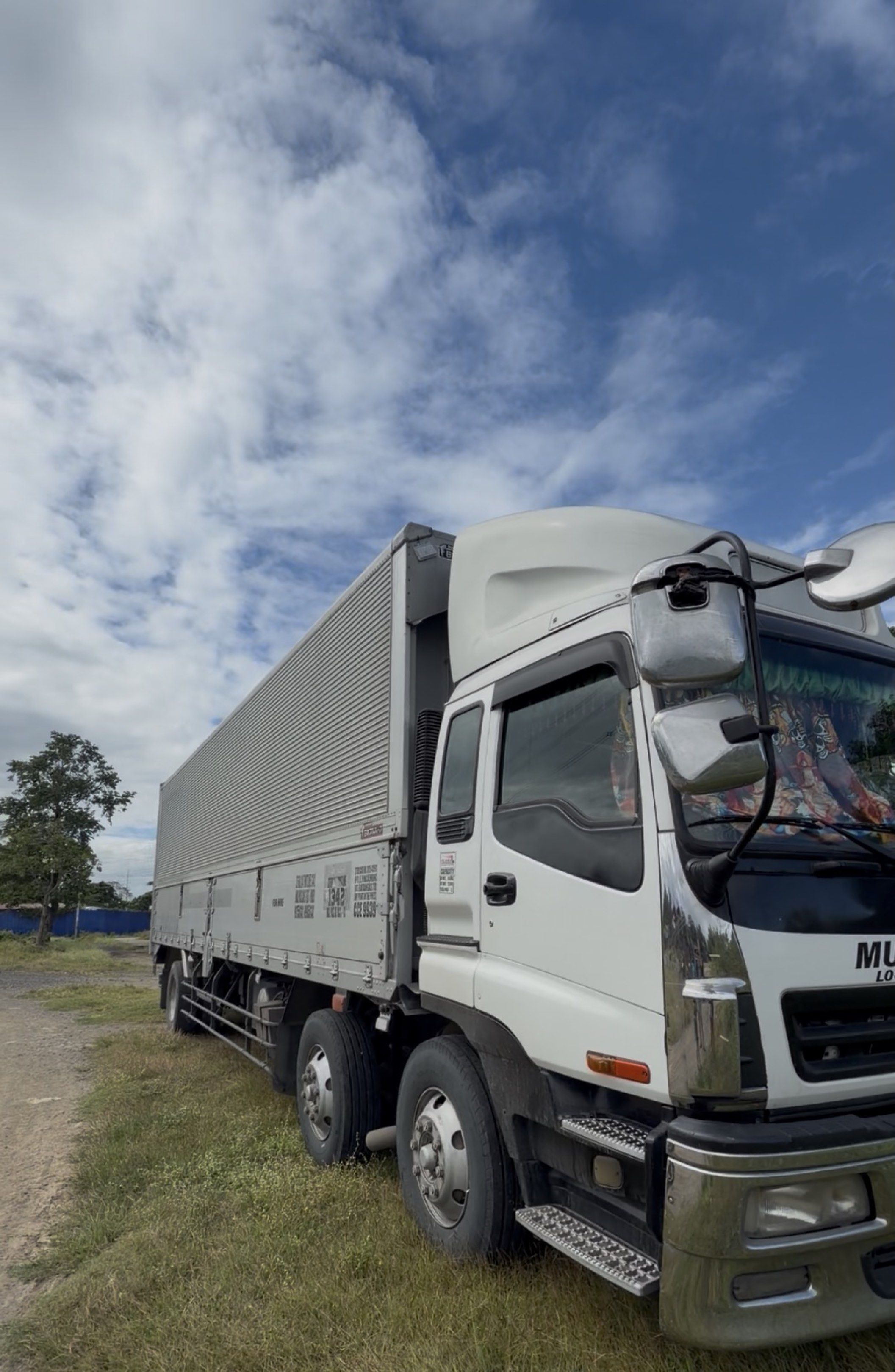 For Sale!! 8 wheeler Wing Van (Category: Heavy Vehicles) located in Manila. Submitted by younice0954500 (Listing ID 1418133331, Image 2). Description: 8 wheeler wing van for sale..