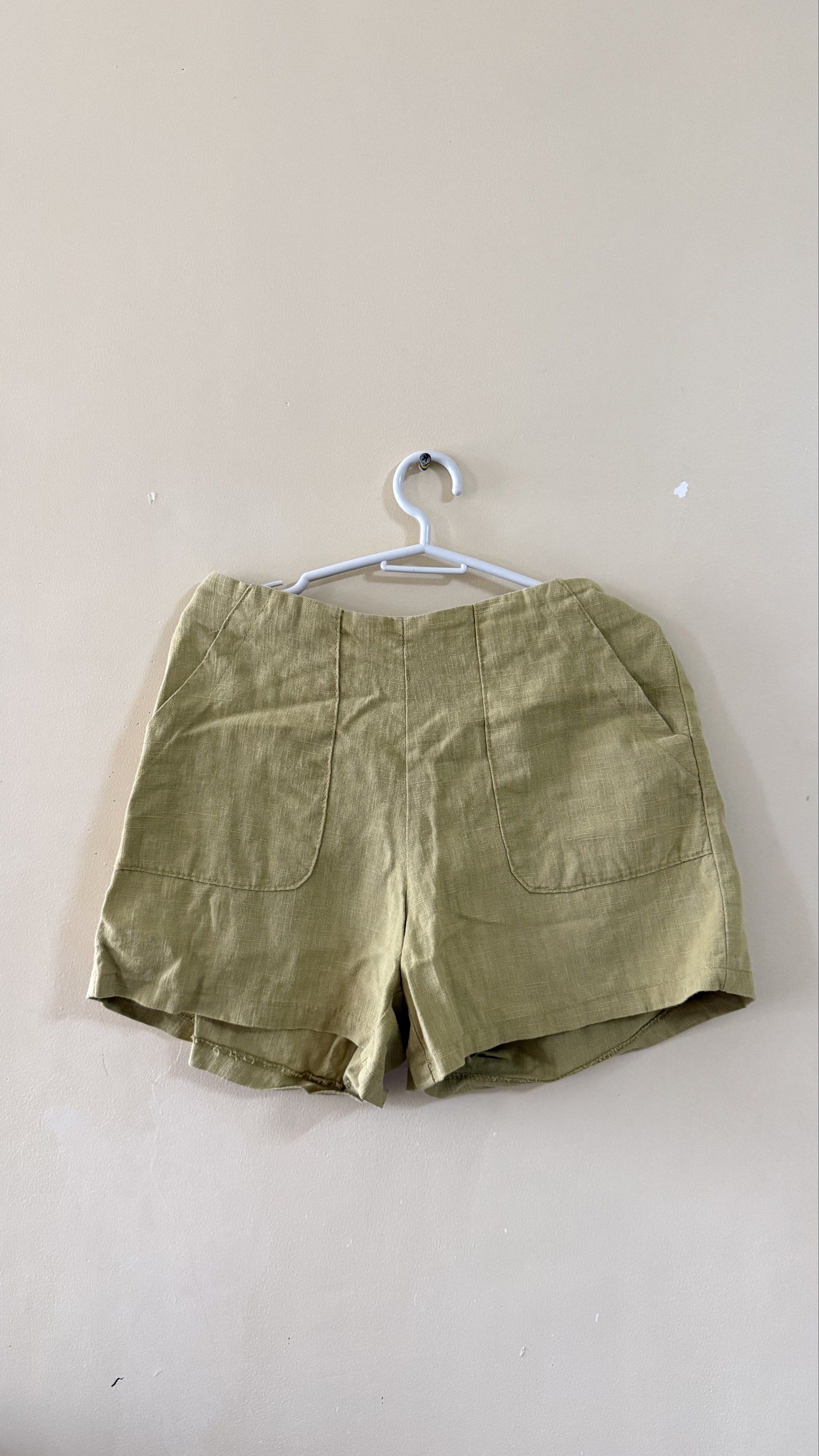 Green linen shorts (Category: Shorts) located in Manila. Submitted by daisydeclutters (Listing ID 1418105183, Image 1). Description: Green linen shorts. Saur cute but outgrew my linen phase already huhu.