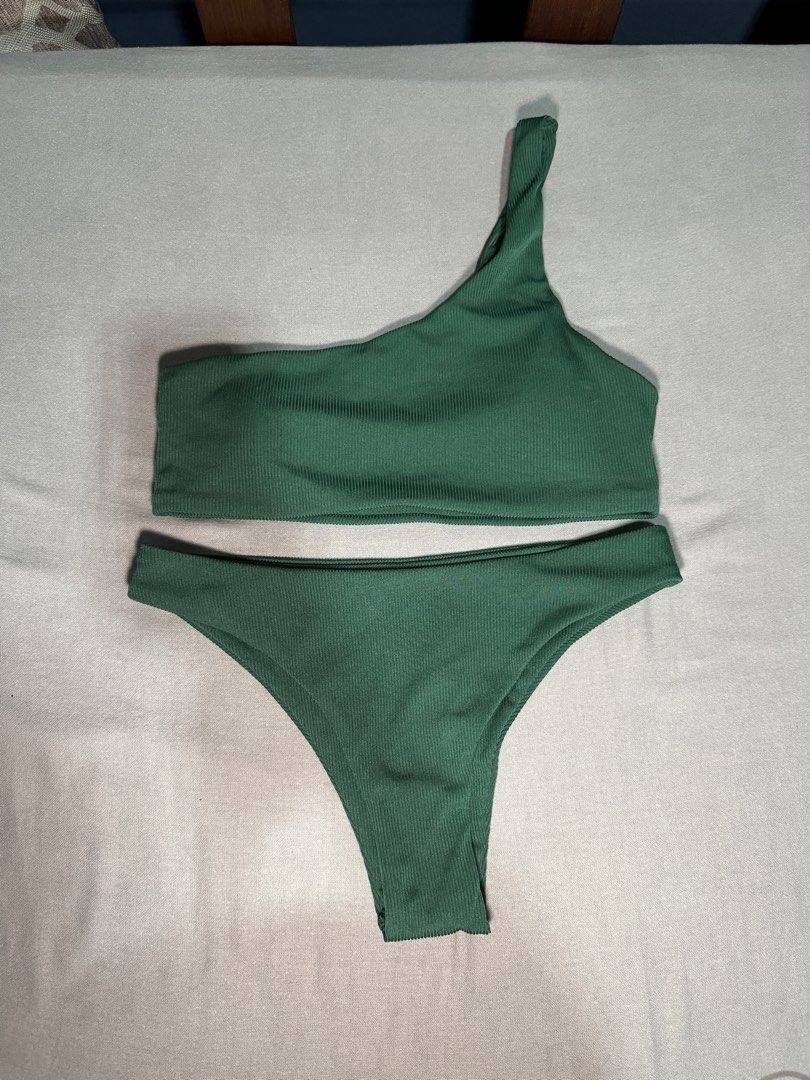 Green Ribbed One-Shoulder Bikini Set Shein (Category: Bikinis & Swimsuits) located in Quezon City. Submitted by trainforless (Listing ID 1418045557, Image 1). Description: 💖BUY ANY 3 SET OF BIKINIS FOR 550💖 USED ONCE!! Top xs-s Bottom xs-s - Green ribbed bikini set - One-shoulder top with unique strap design - Thong-style bottom - High-cut leg opening - Solid green color - Ideal for beach or pool.