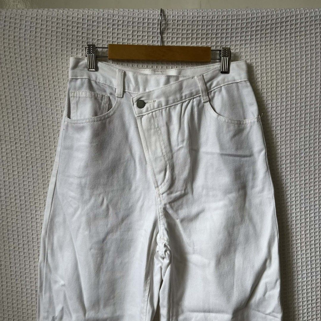 GU White Asymmetrical Jeans✨ GANDA NG STYLEEE (Category: Jeans) located in Baguio. Submitted by especiallyjeans04 (Listing ID 1418150968, Image 2). Description: Brand: GU ASYMMETRICAL MOM JEANS😍 gandaa and qualityy , superb ng styleee 🌿Size: 27-28 🌿Length from crotch- 28" Front rise- 12.5" 🌿No flaws💕 like newww as innn - GU white jeans - Asymmetrical button closure - Straight leg cut - Classic five-pocket design - Size: M - Durable white fab