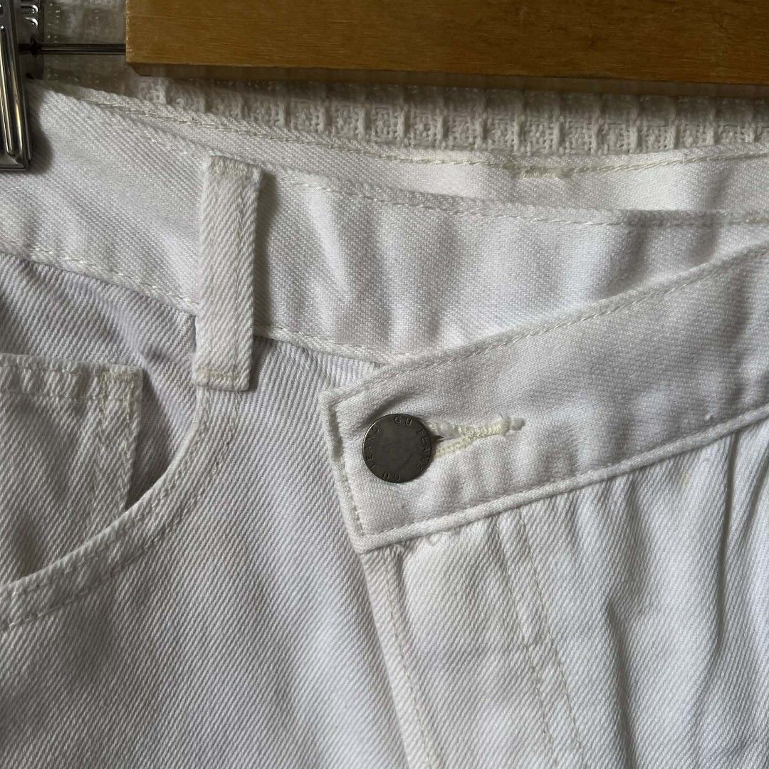 GU White Asymmetrical Jeans✨ GANDA NG STYLEEE (Category: Jeans) located in Baguio. Submitted by especiallyjeans04 (Listing ID 1418150968, Image 3). Description: Brand: GU ASYMMETRICAL MOM JEANS😍 gandaa and qualityy , superb ng styleee 🌿Size: 27-28 🌿Length from crotch- 28" Front rise- 12.5" 🌿No flaws💕 like newww as innn - GU white jeans - Asymmetrical button closure - Straight leg cut - Classic five-pocket design - Size: M - Durable white fab