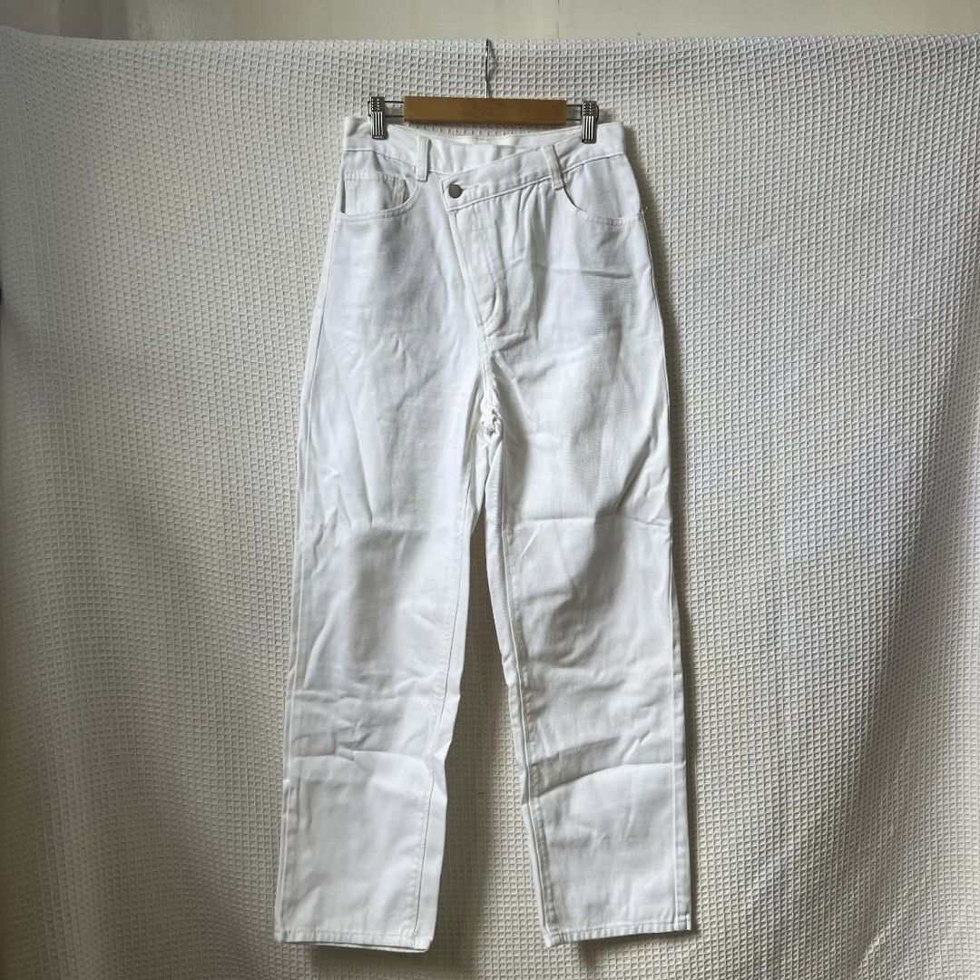 GU White Asymmetrical Jeans✨ GANDA NG STYLEEE (Category: Jeans) located in Baguio. Submitted by especiallyjeans04 (Listing ID 1418150968, Image 1). Description: Brand: GU ASYMMETRICAL MOM JEANS😍 gandaa and qualityy , superb ng styleee 🌿Size: 27-28 🌿Length from crotch- 28" Front rise- 12.5" 🌿No flaws💕 like newww as innn - GU white jeans - Asymmetrical button closure - Straight leg cut - Classic five-pocket design - Size: M - Durable white fab