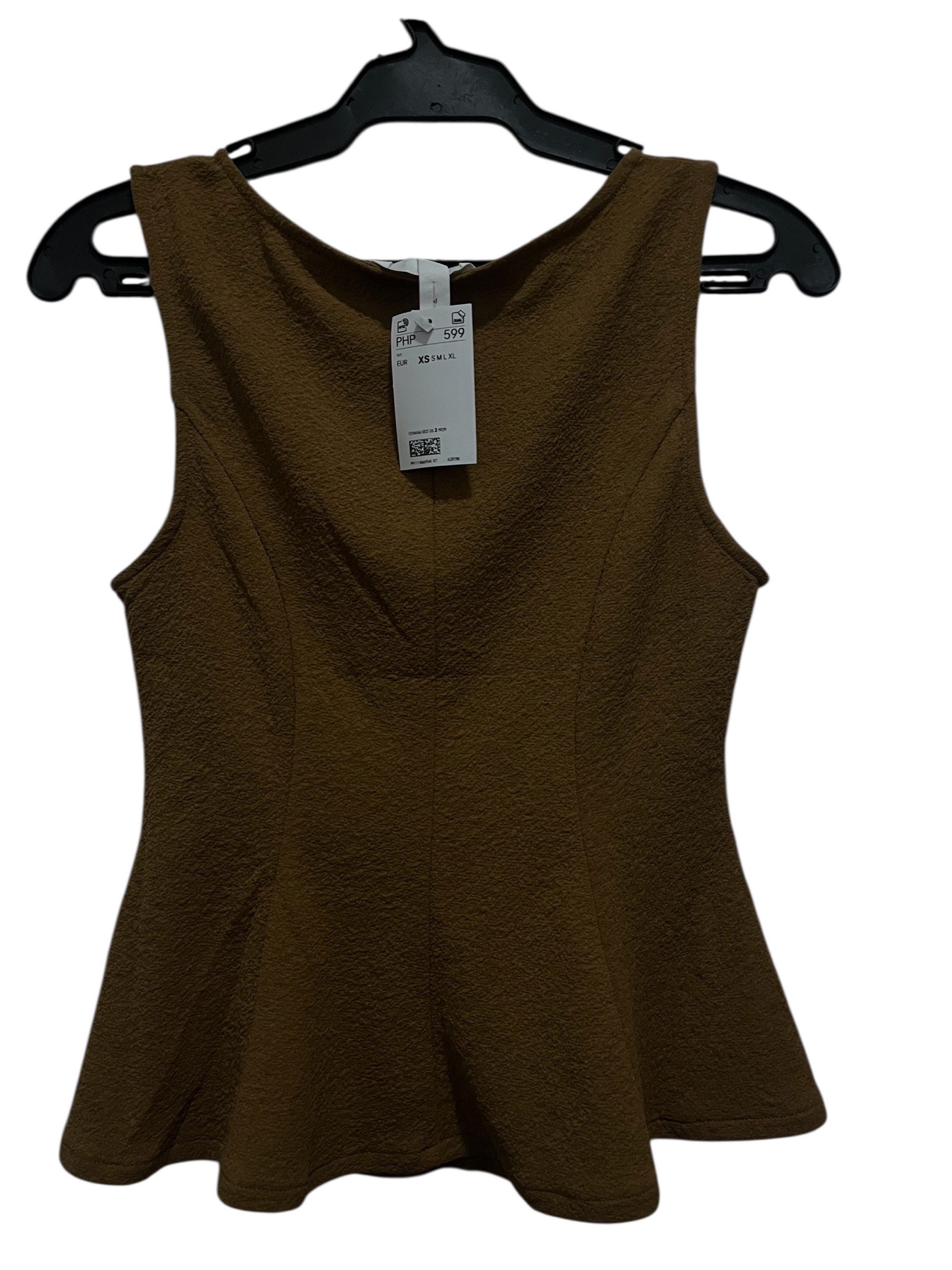 H&M Textured Peplum Top - XS (Category: Sleeveless) located in Manila. Submitted by cherrie_19 (Listing ID 1418079119, Image 3). Description: - H&M peplum top - Size: XS - Features: Textured fabric, sleeveless, round neckline - Color: Solid - Style: Versatile - suitable for casual and semi-formal outfits.