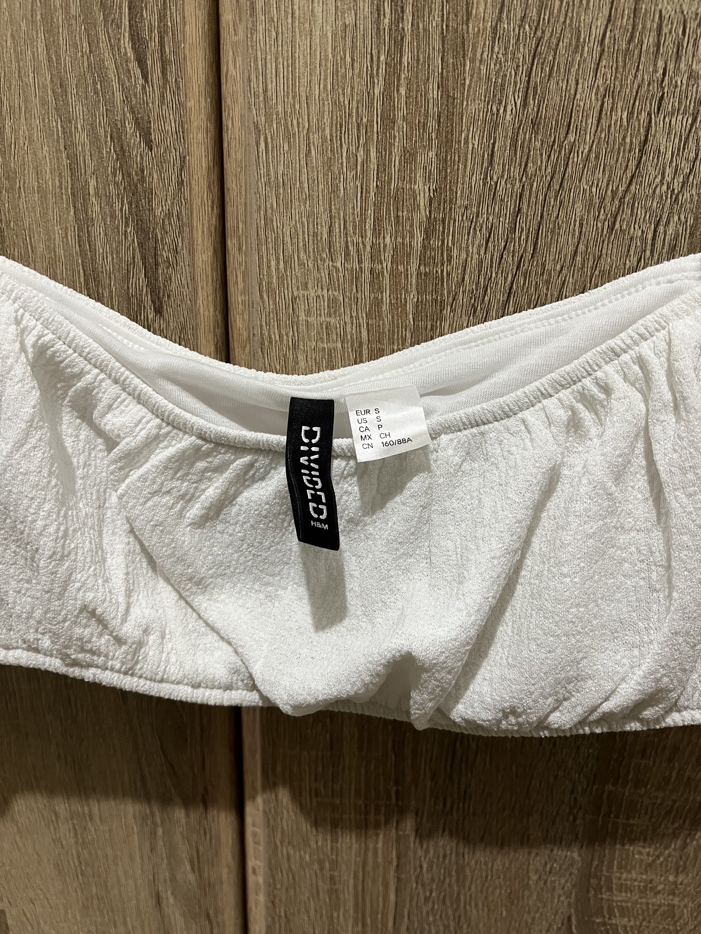 H&M White Puff Sleeve Crop Top (Category: Blouses) located in Mandaluyong City. Submitted by from.soph (Listing ID 1418163510, Image 2). Description: - used twice; no flaws MoP: GCash, Maya, GoTyme, BDO MoD: Grab, Lalamove, GoGo Xpress, LBC (shouldered by buyer) DM for inquiries or more photos.
