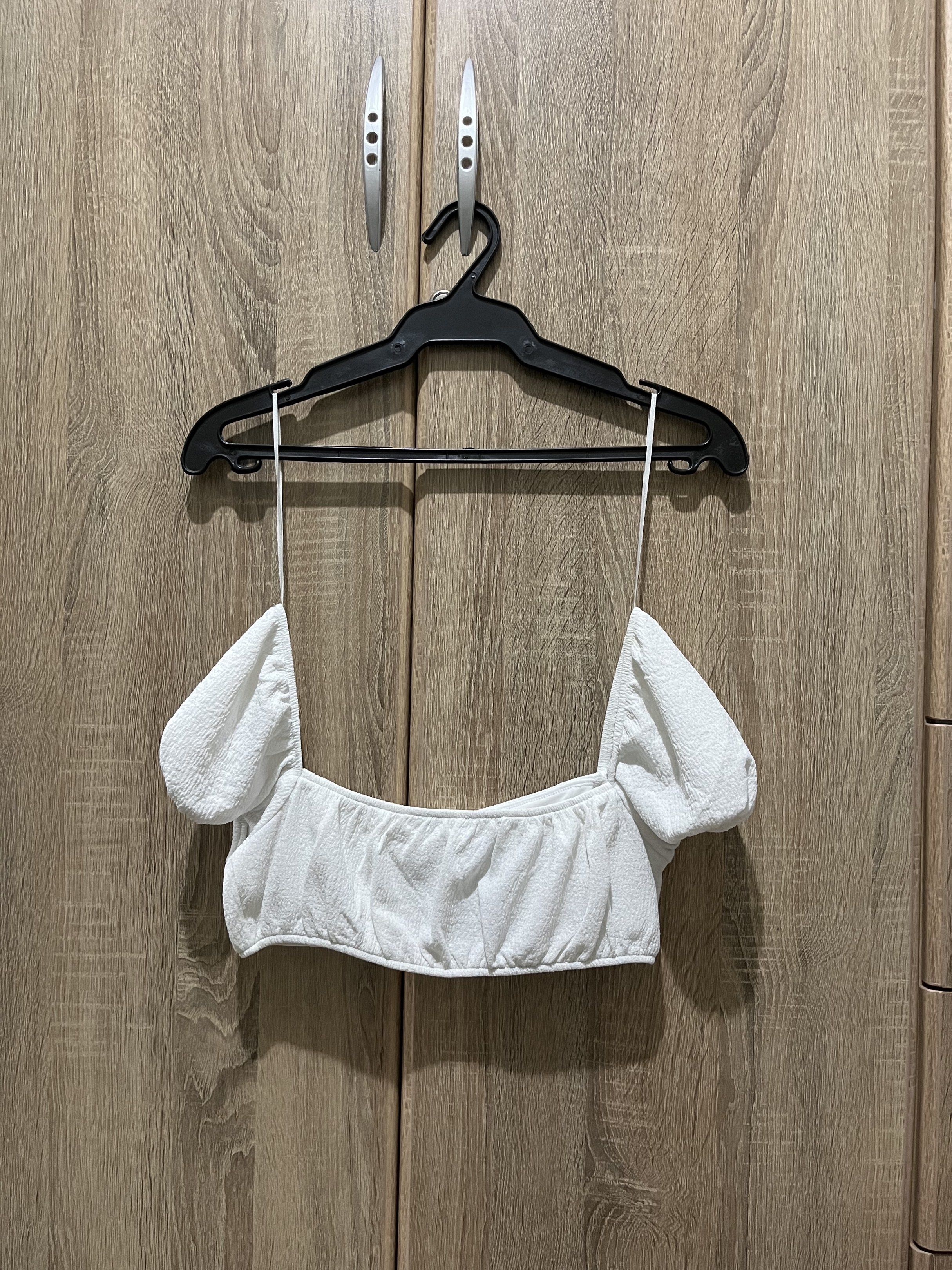 H&M White Puff Sleeve Crop Top (Category: Blouses) located in Mandaluyong City. Submitted by from.soph (Listing ID 1418163510, Image 1). Description: - used twice; no flaws MoP: GCash, Maya, GoTyme, BDO MoD: Grab, Lalamove, GoGo Xpress, LBC (shouldered by buyer) DM for inquiries or more photos.