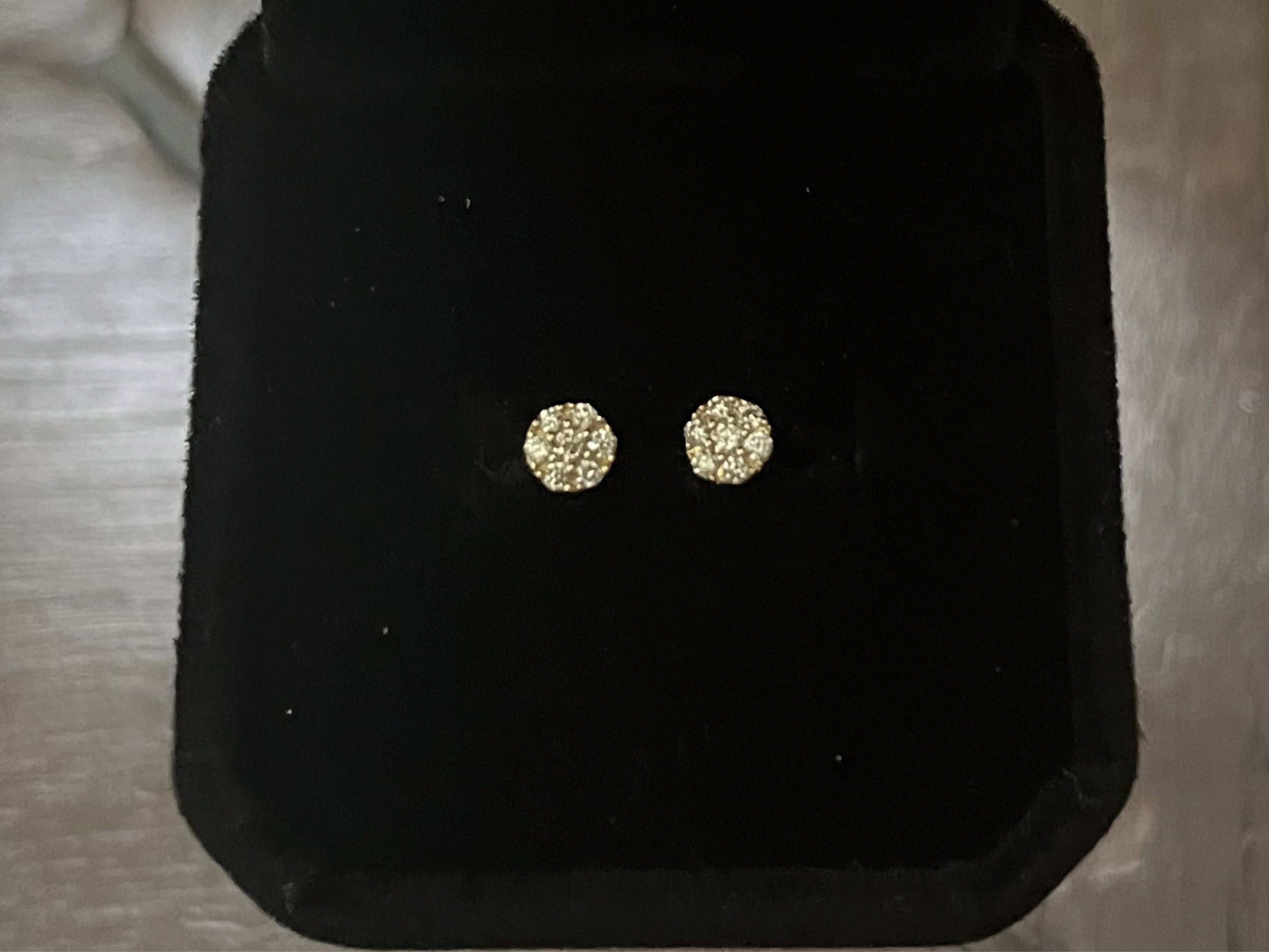 Hongkong Setting 3 Way Diamond Stud Earrings (Category: Earrings) located in Las Pinas. Submitted by mrcps (Listing ID 1418086589, Image 3). Description: Hongkong setting 3 way diamond stud earrings, .52 cts. dia.18k YG( yellow gold) 1.47 gms, with certificate..