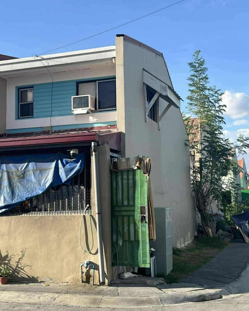 House and lot pasalo (Category: House & Lot) located in Angeles City. Submitted by rhanzjay (Listing ID 1418058739, Image 1). Description: Rush ‼️‼️‼️‼️‼️‼️ PASALO BAHAY Located: Sameera Homes Subdivision BRGY. SAPALIBUTAD (ANGELES CITY PAMPANGA) Close Front and Back pwde kapa mag tindahan 💖 Corner Lot can park 2 Car side and front 🚗🚙 Paid from Sept 2022 - january2026 ( 40months ) 470k asking 9380 monthly through Pag Ibig Up and Down Unit 2 Be