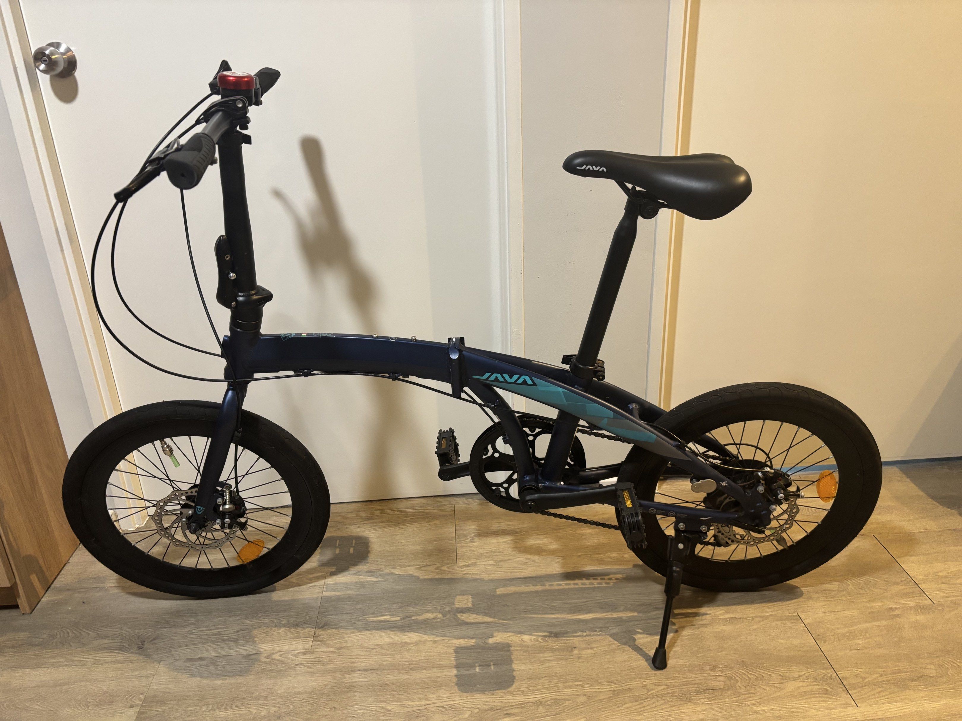 Java Zelo V2 Bicycle (Category: Bicycles) located in Singapore. Submitted by lizzayy (Listing ID 1418040199, Image 1). Description: Is foldable so to take up less space, has 7 gears.