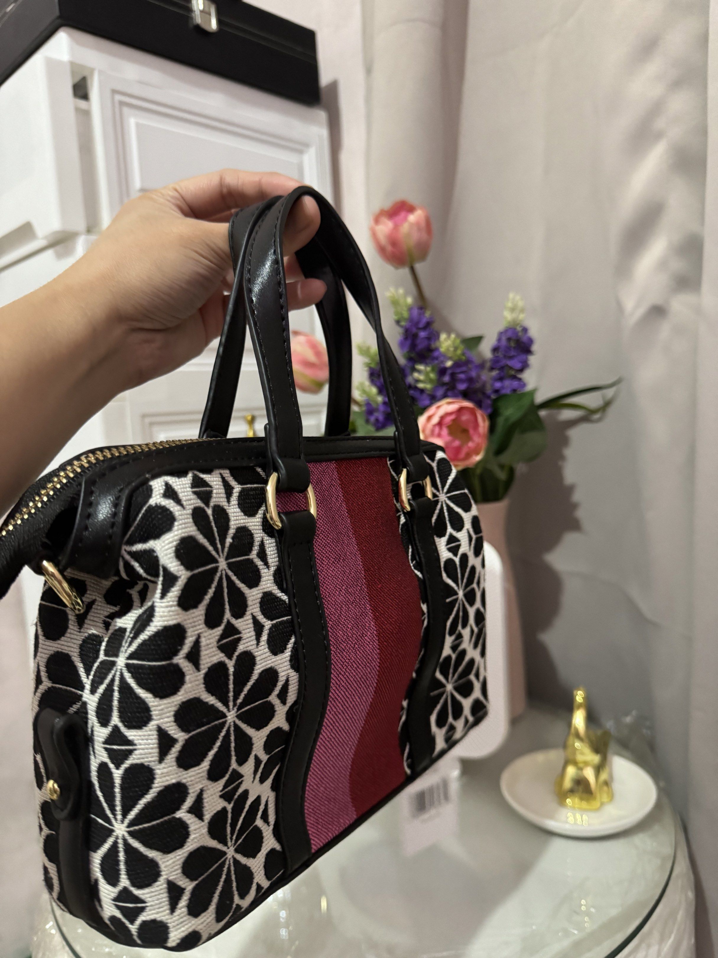 Kate Spade flower jacquard bag (Category: Luxury Bags & Wallets) located in Quezon City. Submitted by katy2424 (Listing ID 1418201746, Image 2). Description: still negotiable! Kate Spade flower jacquard bag💜.