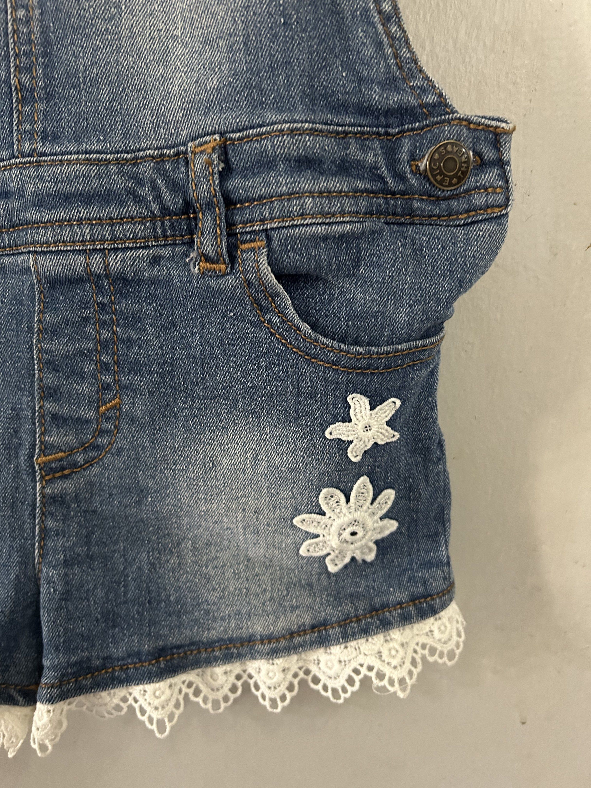 Kids denim jumper (Category: Babies & Kids Fashion) located in General Trias. Submitted by theosdeclutter (Listing ID 1418143075, Image 3). Description: Size - 6 on tag.