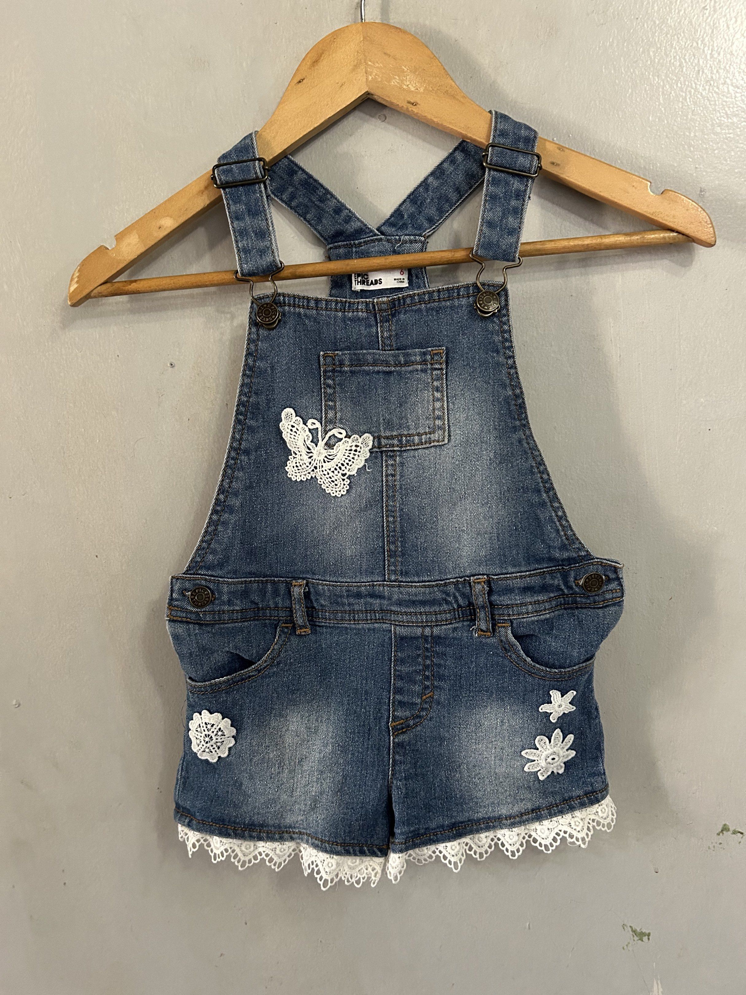 Kids denim jumper (Category: Babies & Kids Fashion) located in General Trias. Submitted by theosdeclutter (Listing ID 1418143075, Image 1). Description: Size - 6 on tag.