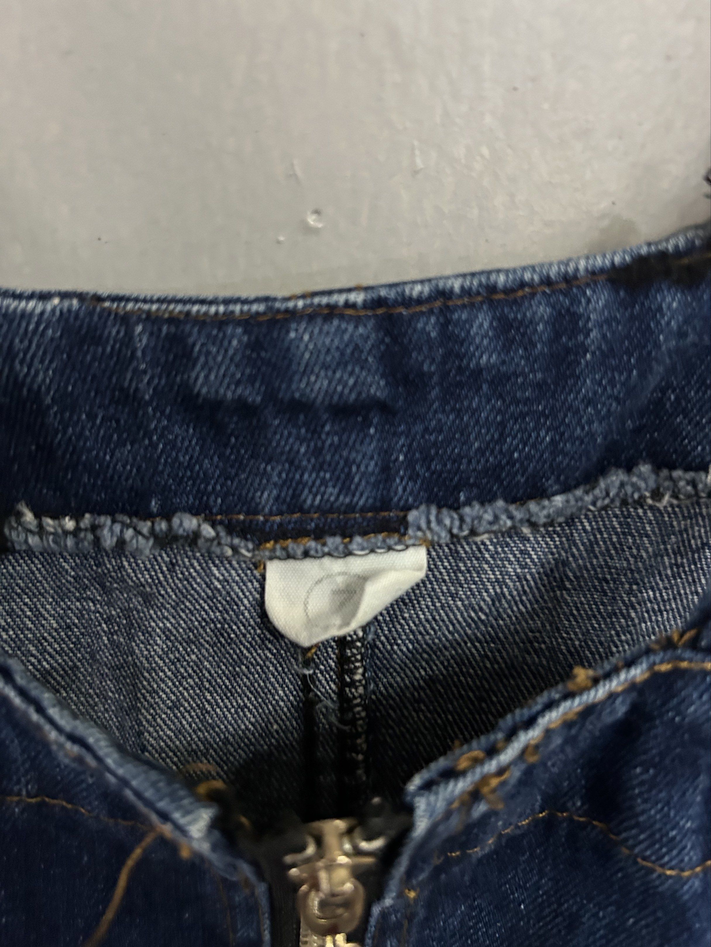 Kids denim jumper shorts (Category: Babies & Kids Fashion) located in General Trias. Submitted by theosdeclutter (Listing ID 1418143656, Image 2). Description: Size - 7 on tag.