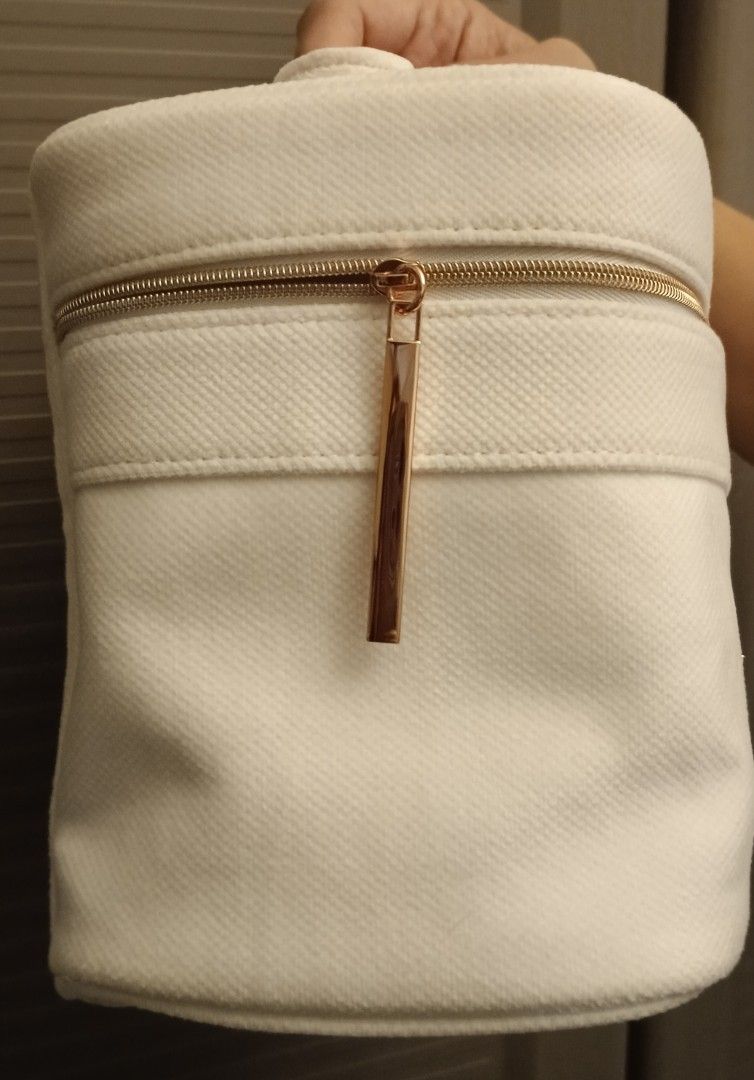 Lancome Vanity Bag (Category: Makeup) located in Antipolo. Submitted by legoninos.legoninas (Listing ID 1302288226, Image 2). Description: white with rose gold zipper Brand new.