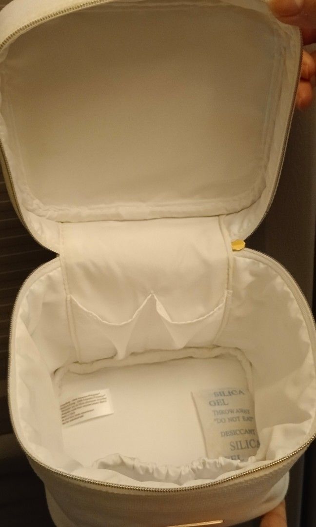 Lancome Vanity Bag (Category: Makeup) located in Antipolo. Submitted by legoninos.legoninas (Listing ID 1302288226, Image 3). Description: white with rose gold zipper Brand new.