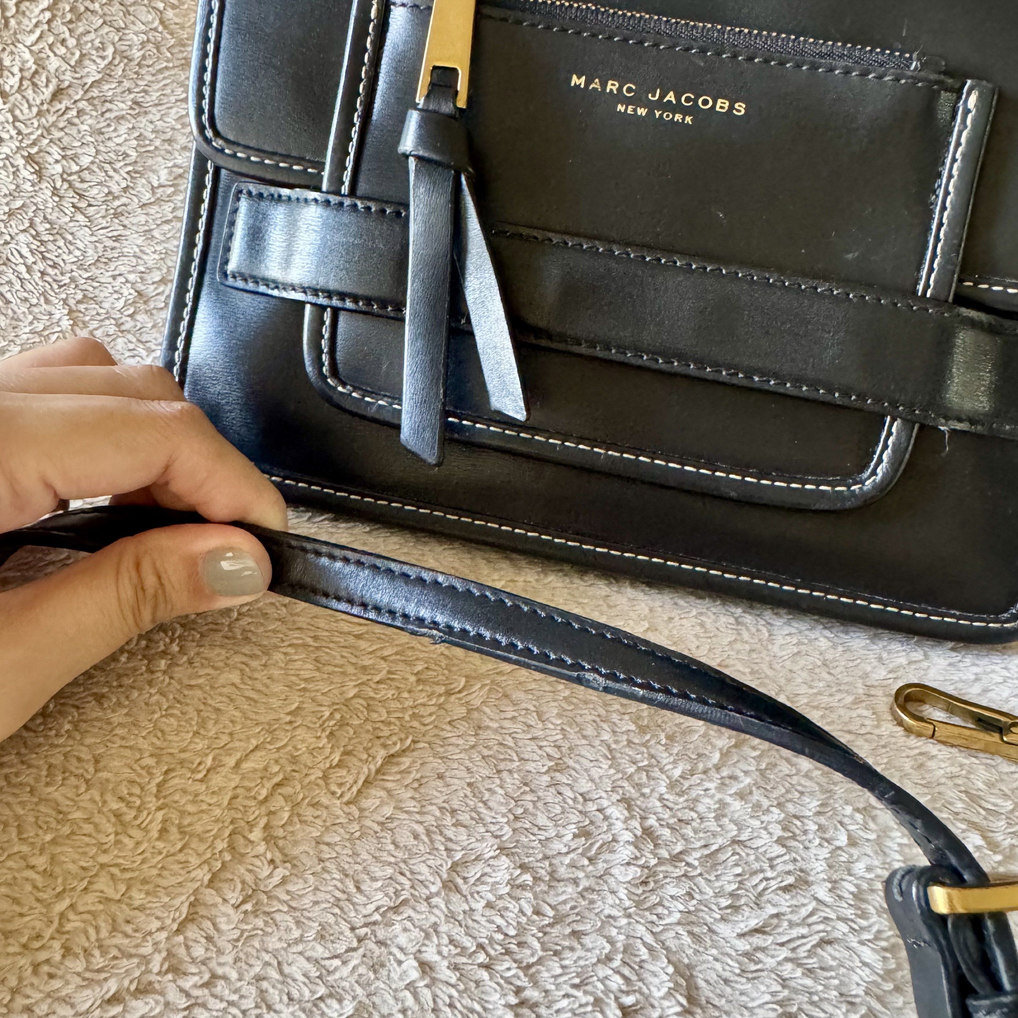 Marc Jacobs Black Leather Crossbody Bag (Category: Luxury Bags & Wallets) located in Manila. Submitted by theeumiroeffect (Listing ID 1418146983, Image 2). Description: Marc Jacobs black leather envelope purse This is a Marc Jacobs black leather shoulder bag in a medium size. It features a solid pattern and a zip closure. The bag has a leather lining in black and is part of the Marc Jacobs product line. It also has accents like a strap and variou