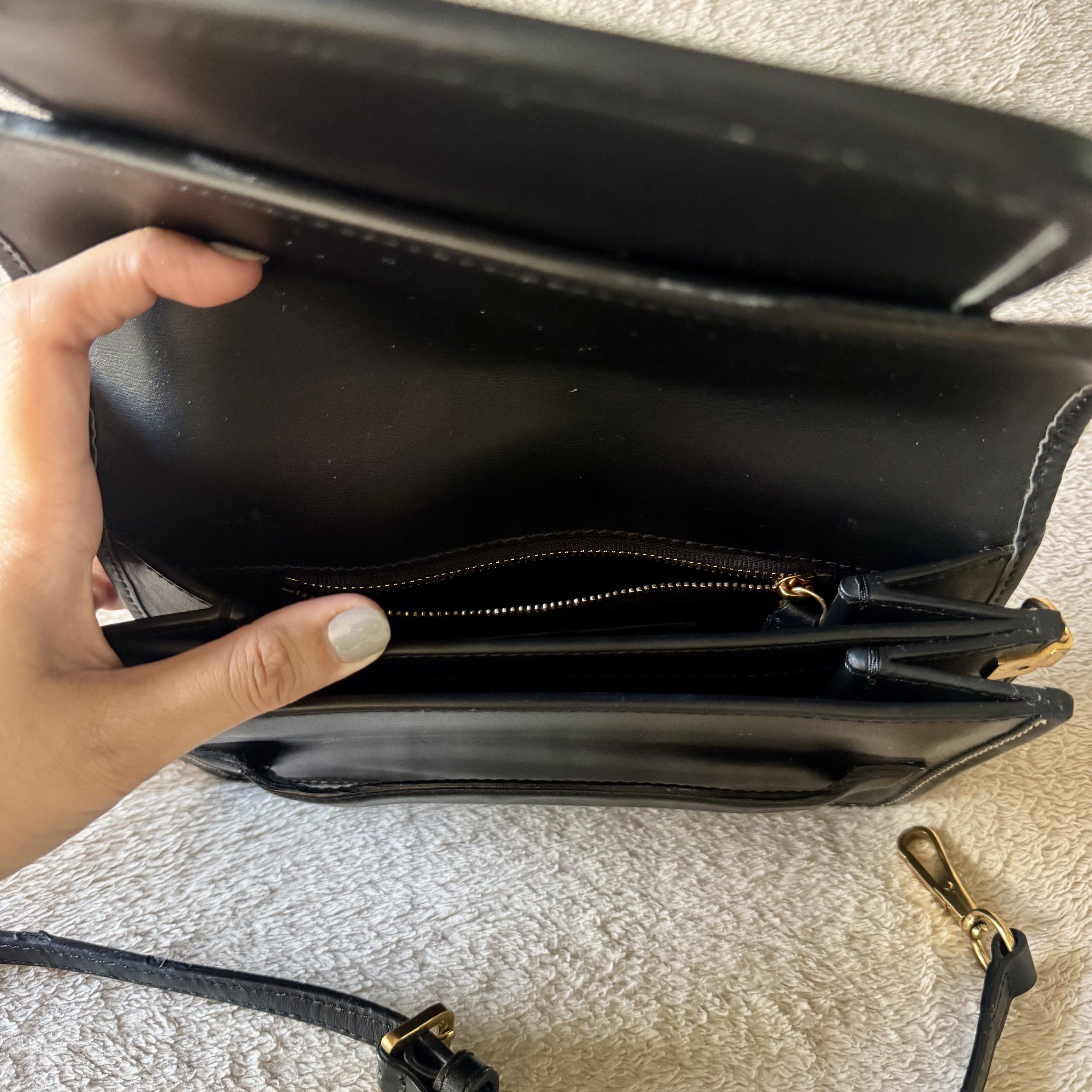 Marc Jacobs Black Leather Crossbody Bag (Category: Luxury Bags & Wallets) located in Manila. Submitted by theeumiroeffect (Listing ID 1418146983, Image 3). Description: Marc Jacobs black leather envelope purse This is a Marc Jacobs black leather shoulder bag in a medium size. It features a solid pattern and a zip closure. The bag has a leather lining in black and is part of the Marc Jacobs product line. It also has accents like a strap and variou