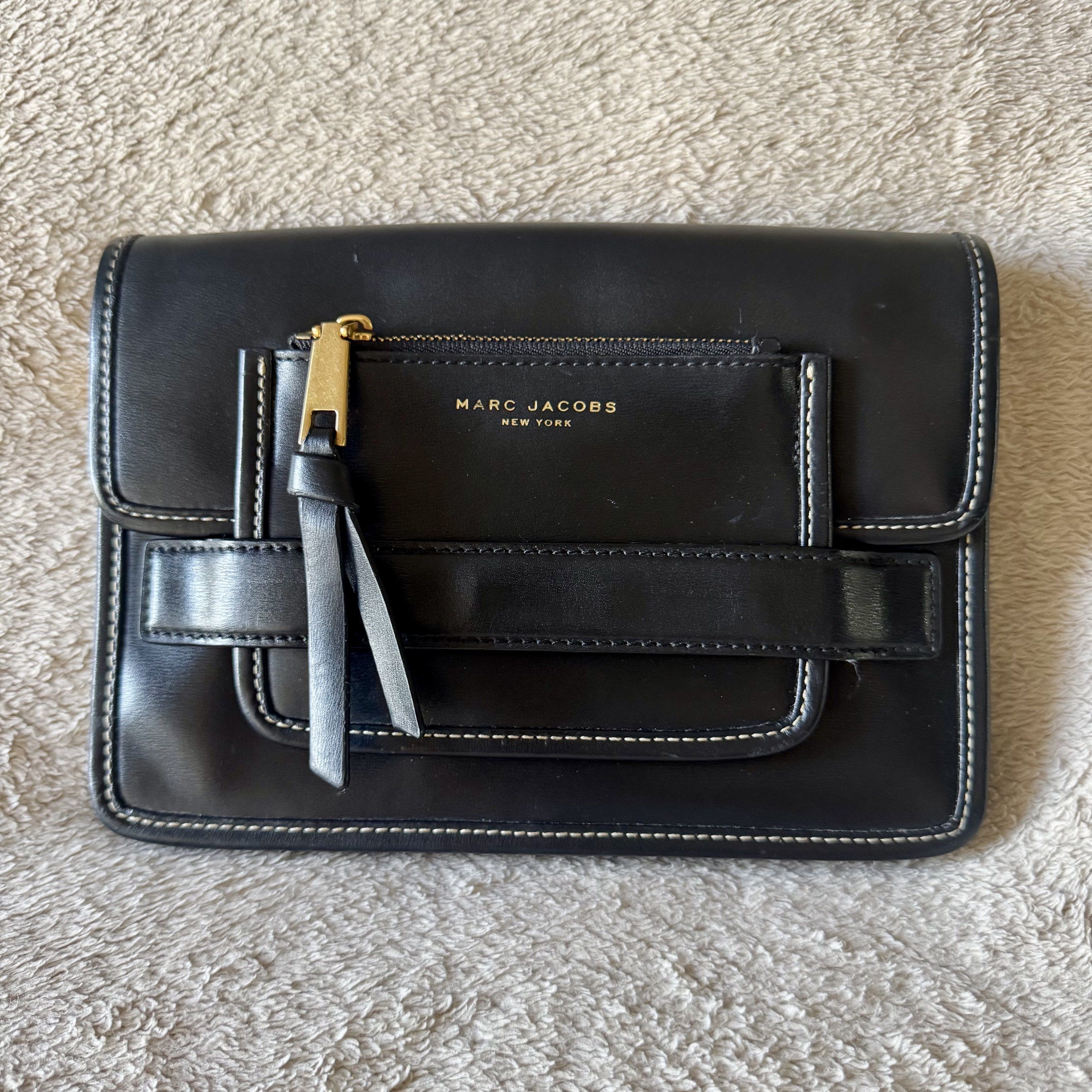 Marc Jacobs Black Leather Crossbody Bag (Category: Luxury Bags & Wallets) located in Manila. Submitted by theeumiroeffect (Listing ID 1418146983, Image 1). Description: Marc Jacobs black leather envelope purse This is a Marc Jacobs black leather shoulder bag in a medium size. It features a solid pattern and a zip closure. The bag has a leather lining in black and is part of the Marc Jacobs product line. It also has accents like a strap and variou