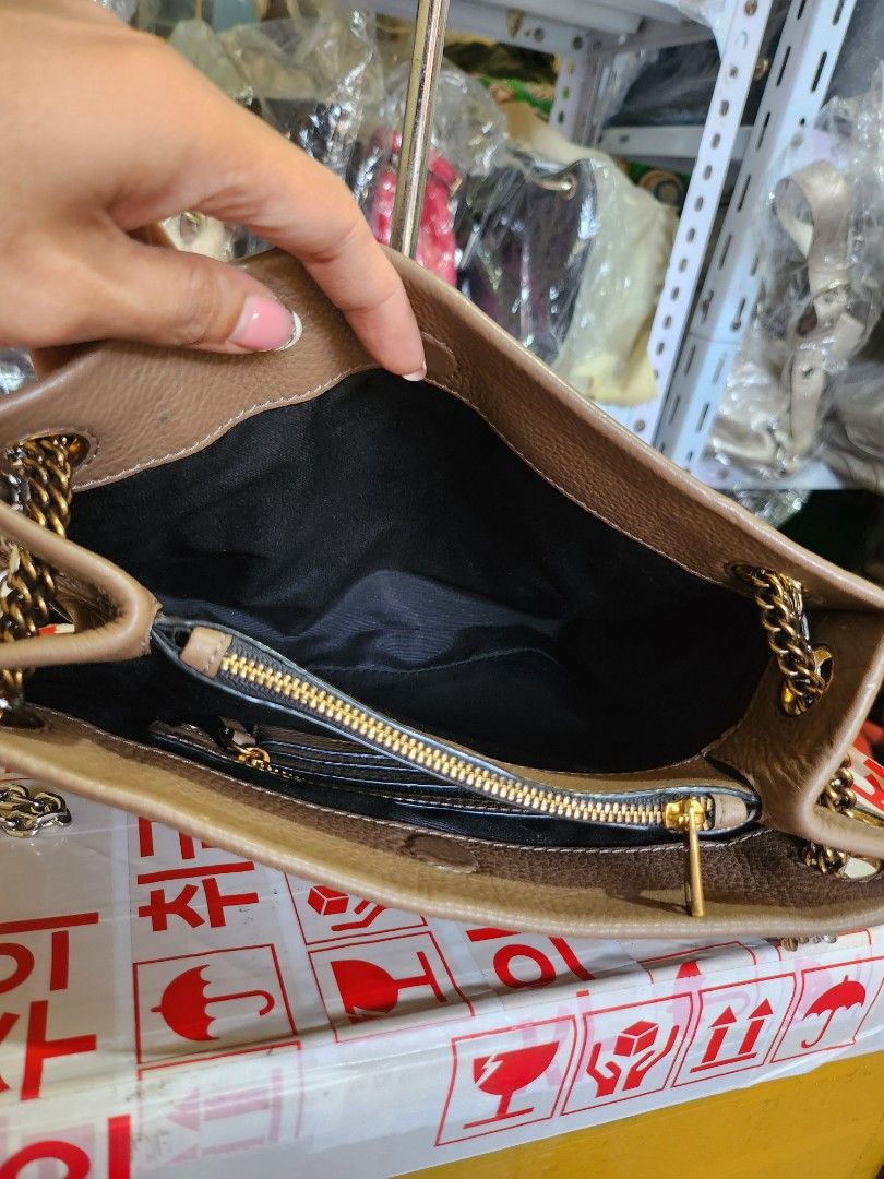 Marc Jacobs Double Link 27 Leather Shoulder Bag (Category: Luxury Bags & Wallets) located in Caloocan City. Submitted by xcessbaggs (Listing ID 1418080344, Image 3). Description: This is a Marc Jacobs Double Link 27 shoulder bag in pale brown leather. In good preloved condition from Korea. Key Details Brand: Marc Jacobs Model: Double Link 27 or The Dual Chain Shoulder Bag Material: Leather Hardware: Gold-tone chain strap and logo hardware Approxi