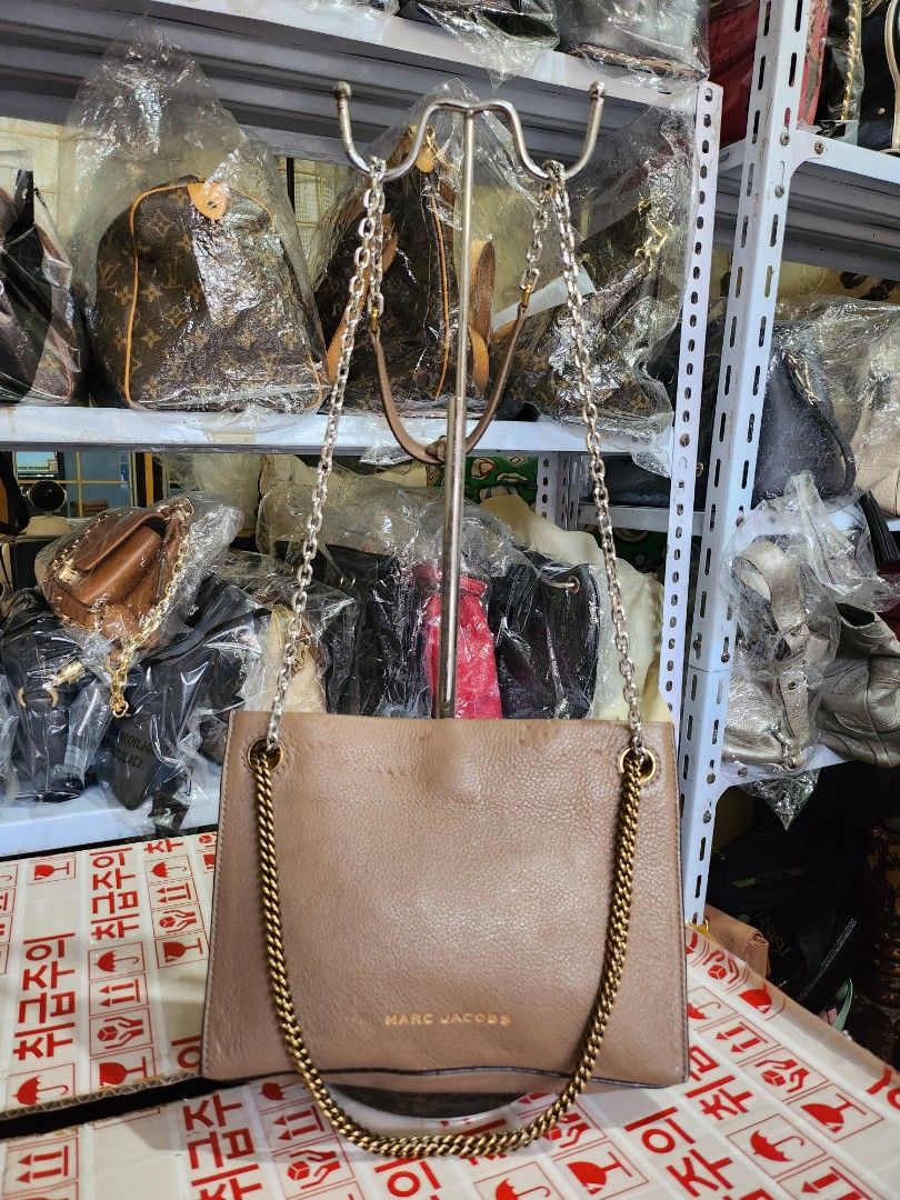 Marc Jacobs Double Link 27 Leather Shoulder Bag (Category: Luxury Bags & Wallets) located in Caloocan City. Submitted by xcessbaggs (Listing ID 1418080344, Image 2). Description: This is a Marc Jacobs Double Link 27 shoulder bag in pale brown leather. In good preloved condition from Korea. Key Details Brand: Marc Jacobs Model: Double Link 27 or The Dual Chain Shoulder Bag Material: Leather Hardware: Gold-tone chain strap and logo hardware Approxi