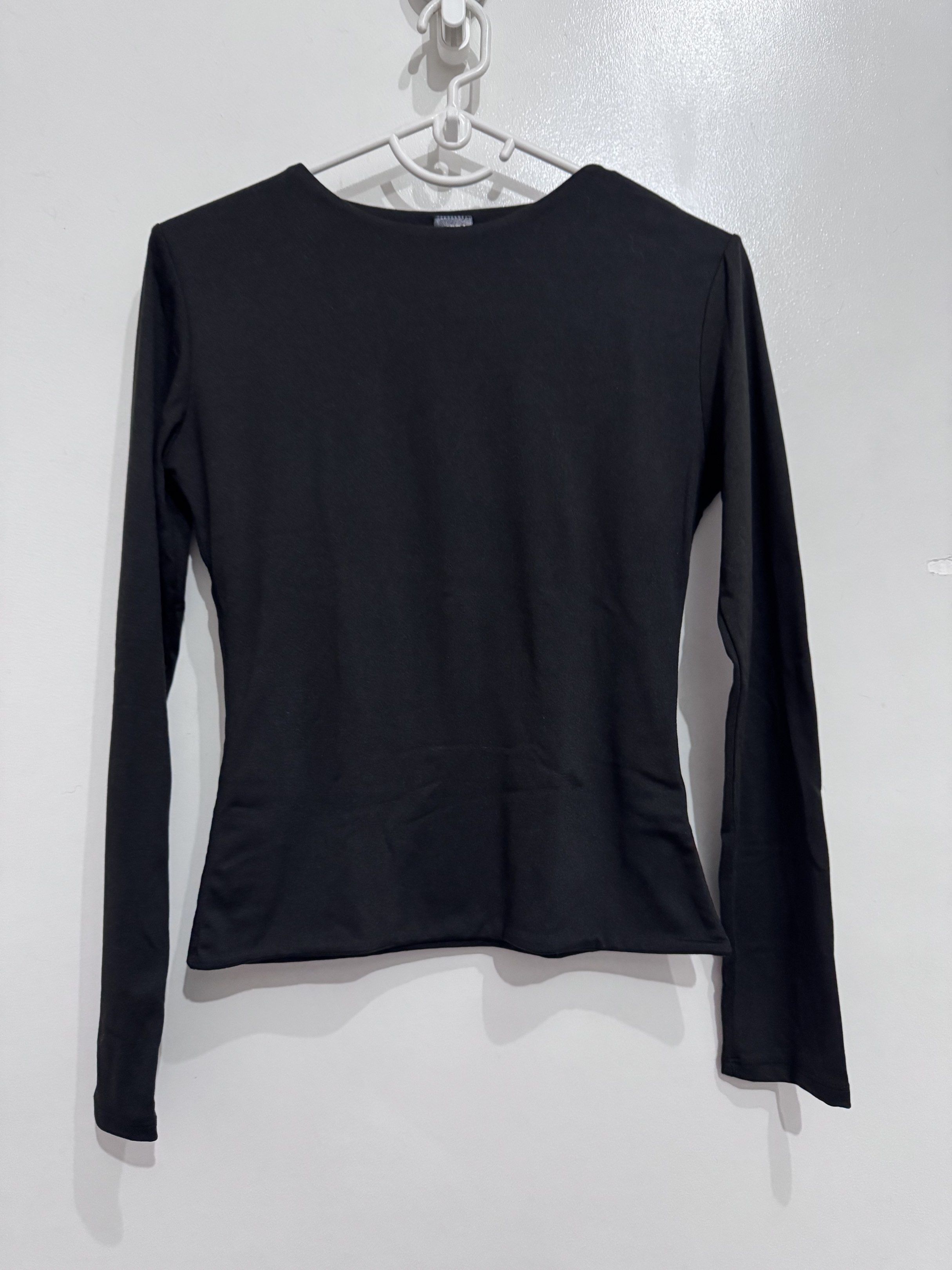 Mera Black Olga Longsleeve Slim-fitting Top (Category: Longsleeves) located in Mandaluyong City. Submitted by minasitems (Listing ID 1418166458, Image 3). Description: Bought but never worn, in super good condition! Have the other colors and its super presko :) Size on tag: XL but runs small (best fits 38C, 28 waistline, but super stretchable regardless!) 📌 Dimensions (when laid flat): Chest: 16 in Length: 21 in 📌 MOP: GCash 📌 MOD: Lalamove/Gr