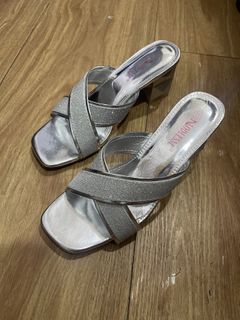 (Category: ) located in . Submitted by trendythrifts (Listing ID 1418082421, Image 1). Description: .