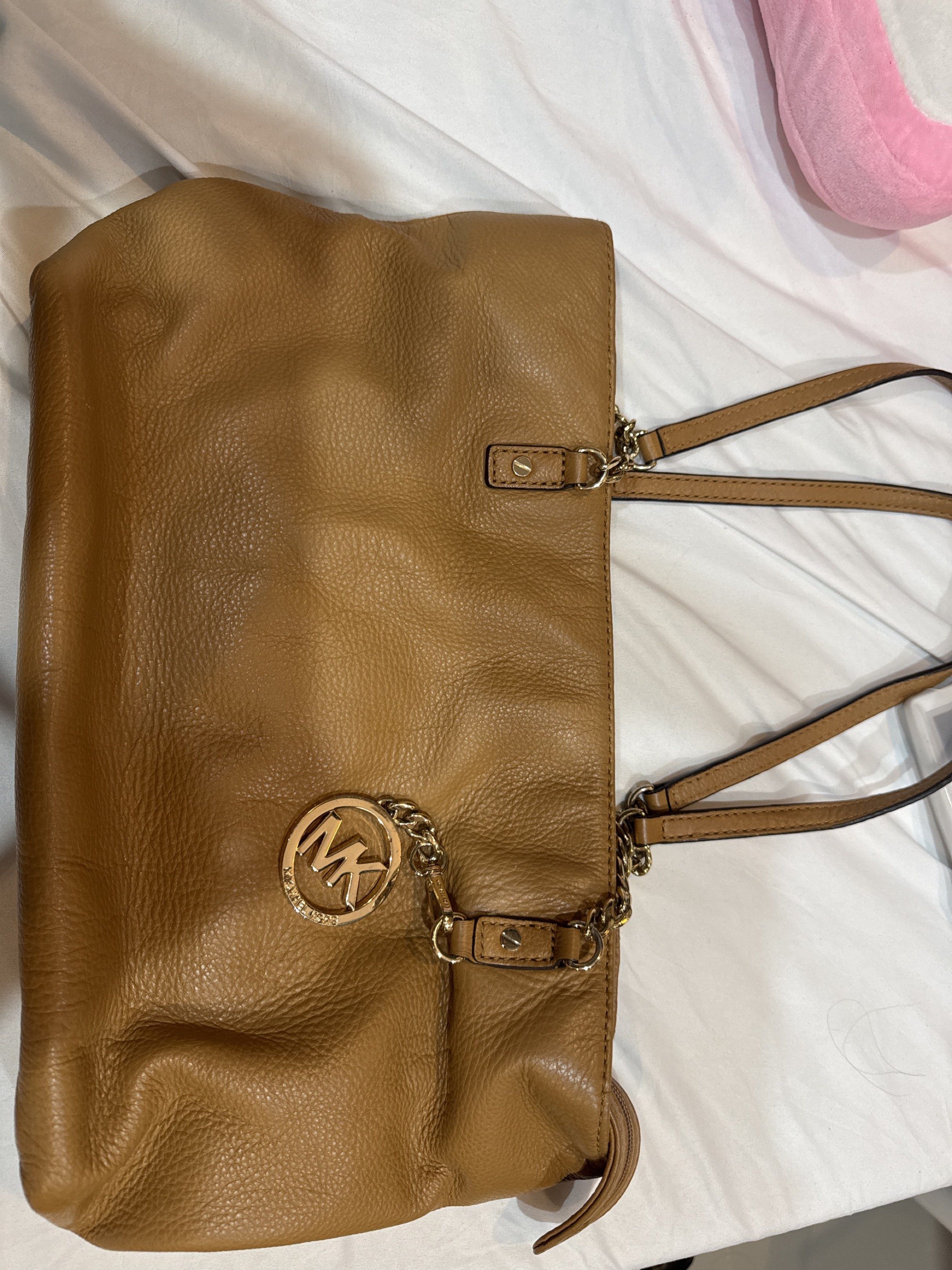 Michael Kors Lillie Medium Pebble Tote Bag (Category: Luxury Bags & Wallets) located in Pasay City. Submitted by g2756466 (Listing ID 1418012393, Image 1). Description: .