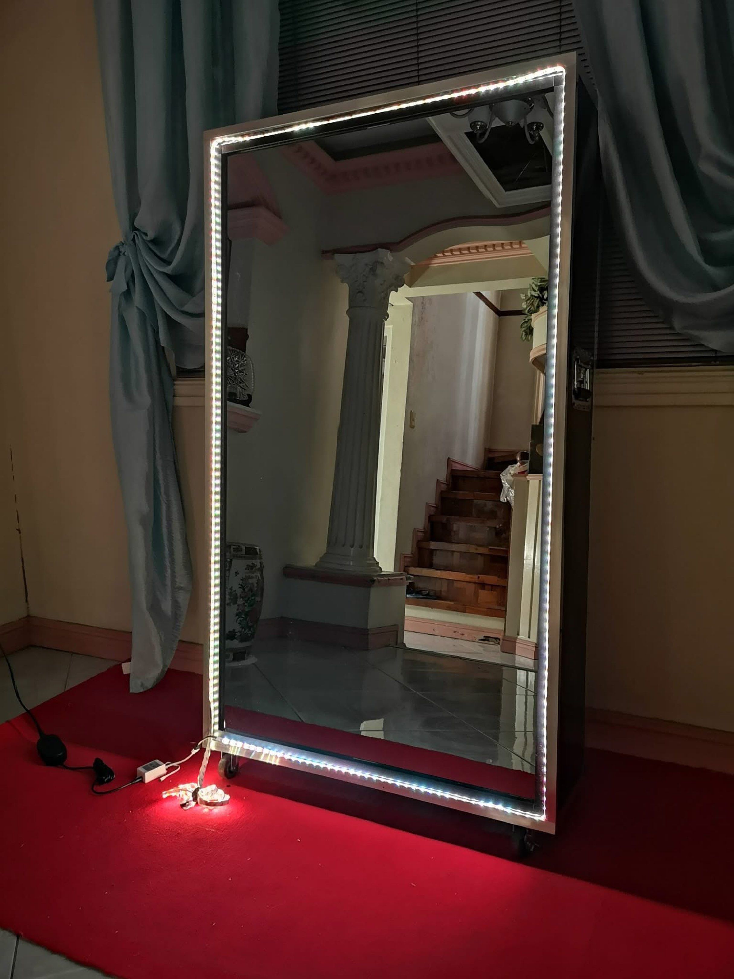 Mirror Photobooth (Category: Other Photography Accessories) located in Bacoor. Submitted by damnfetch (Listing ID 1418099591, Image 1). Description: Mirror Photobooth With led light border With two interchangeable borders - gold and silver RFS: di na naasikaso since pandemic.