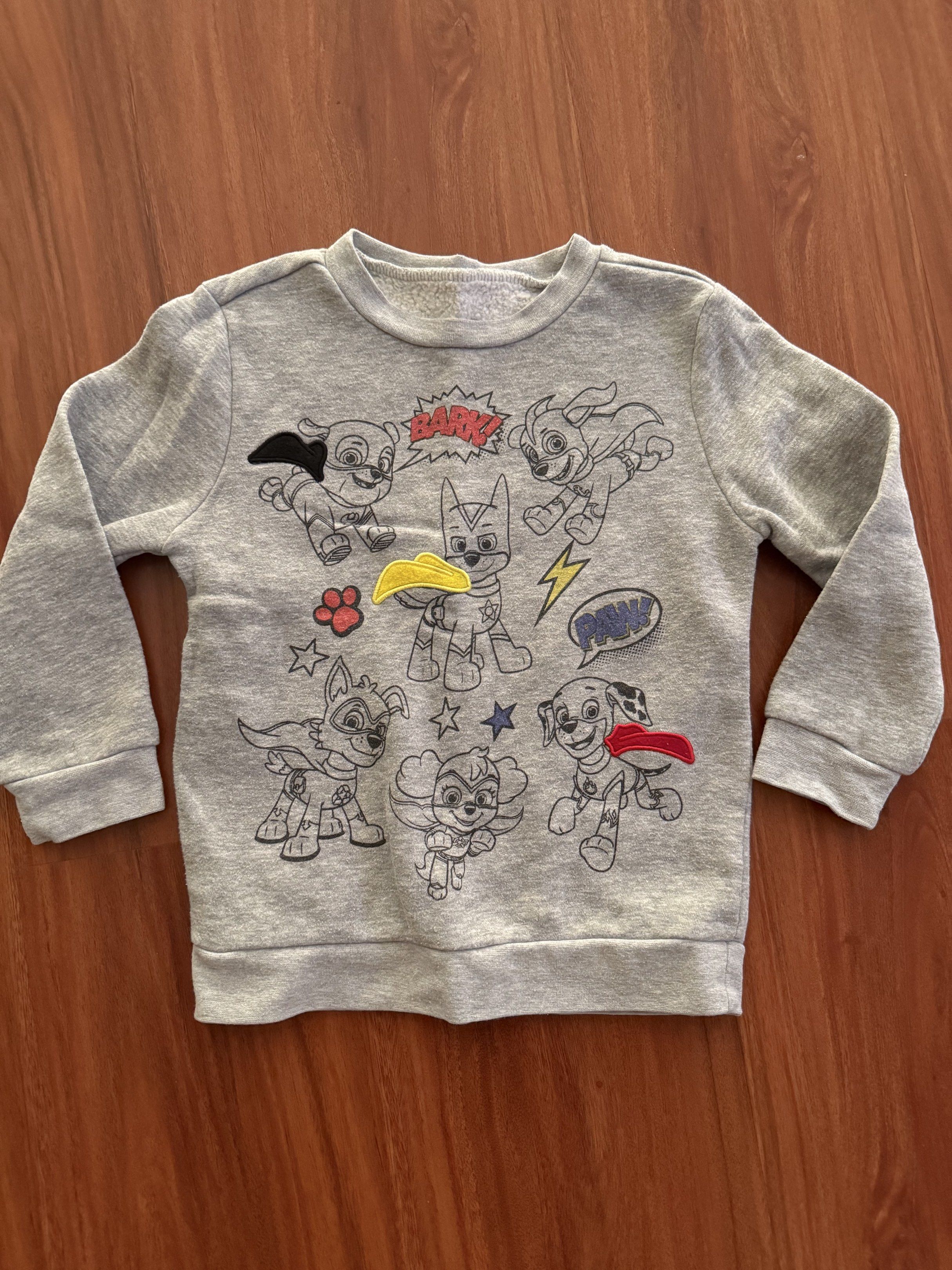 Paw Patrol Sweatshirt - Size 4T (Category: Babies & Kids Fashion) located in Makati City. Submitted by larcie (Listing ID 1418088595, Image 1). Description: - Paw Patrol sweatshirt - Size: 4T - Features Paw Patrol characters - Long sleeves and crew neck - Made in Mexico.