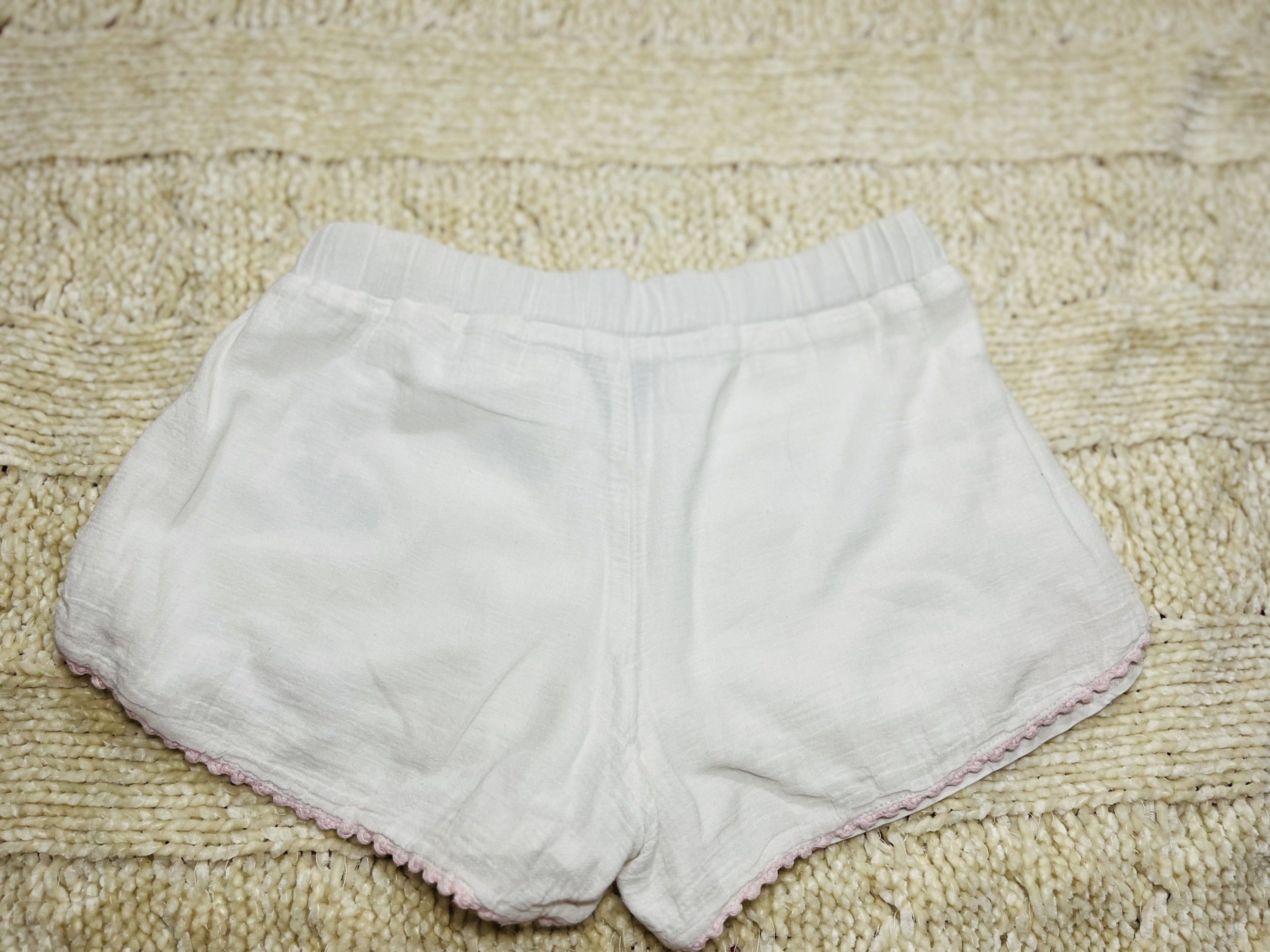 Polo Ralph Lauren White Shorts 4T (Category: Babies & Kids Fashion) located in Lipa City. Submitted by michaela11 (Listing ID 1418192534, Image 2). Description: - Polo Ralph Lauren shorts - Color: White - Size: 4T - Features: Pink trim, elastic waistband with drawstring - Made in India.
