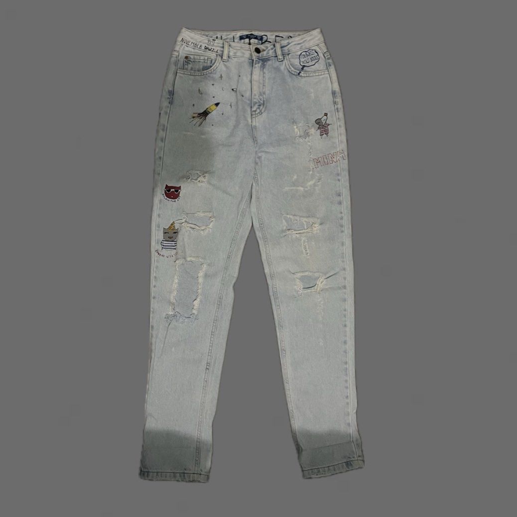 Pull&Bear | Light Denim Jeans (Category: Jeans) located in Cebu City. Submitted by kurstuff (Listing ID 1418162682, Image 1). Description: ‼️ Need to Buy atleast 2 items from my shop to push through Size: L: 40” W: 28” Note: * Shadows Due to Lighting (Lower part of the pants are just shadows) * Condition: 9/10 - Needs Washing - No Issue 📍: Talamban, Cebu 🚚: JnT 💵: Gcash.