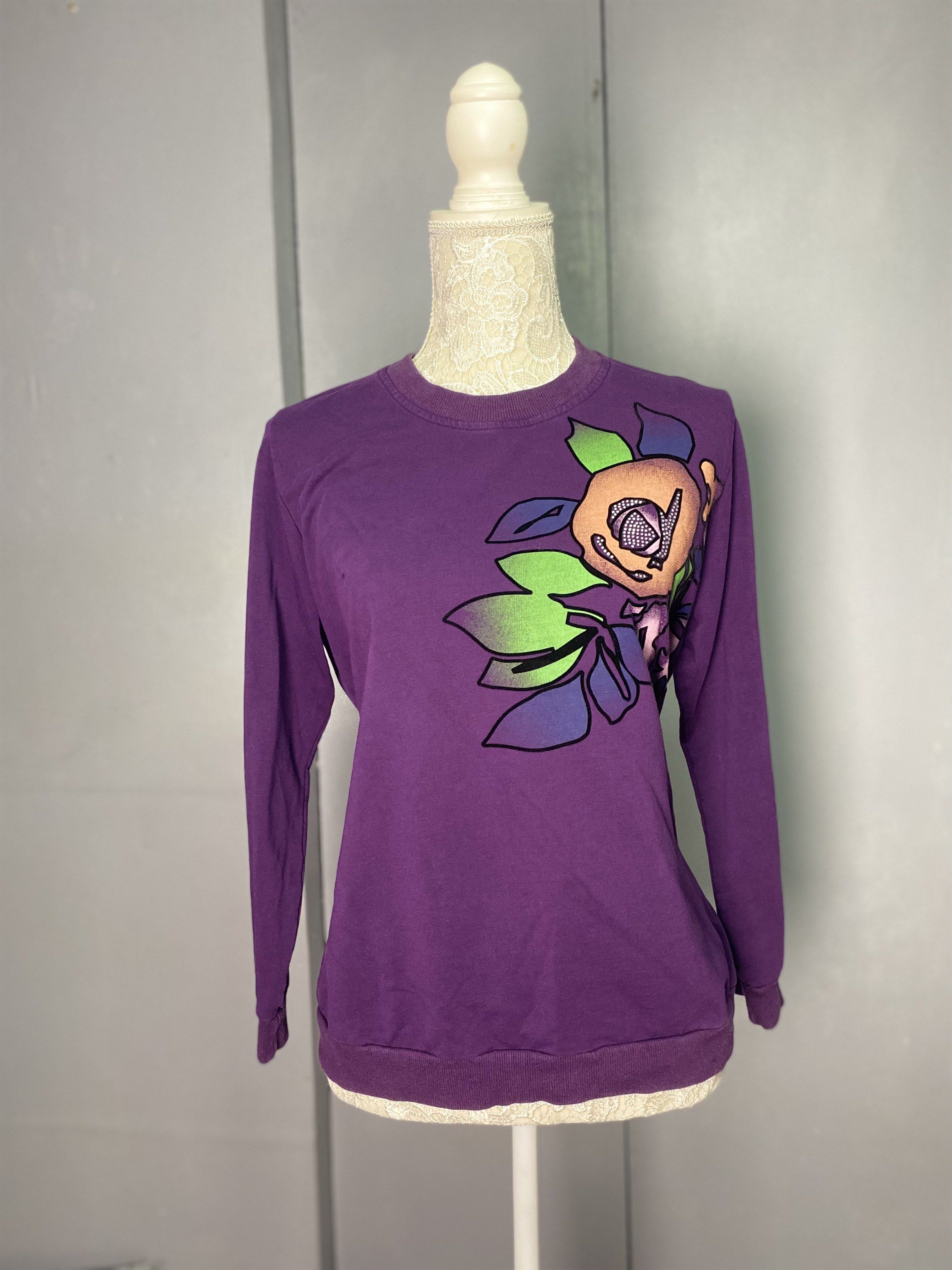 Purple Floral Graphic Sweatshirt (Category: Coats, Jackets and Outerwear) located in Manila. Submitted by dignthrift (Listing ID 1418143481, Image 1). Description: - Purple sweatshirt - Features a floral graphic - Size 3 - Measurements: 24 inches length, 22 inches chest - Long sleeves and crew neck - Comfortable fabric.