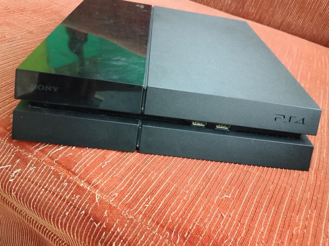 Sony PlayStation 4 Console (Category: PlayStation) located in Manila. Submitted by grandstorm-1205 (Listing ID 1418088883, Image 2). Description: - Black Sony PlayStation 4 console - Glossy top, matte finish - Two front USB ports No issue - Console 500gb full of games jailbreak plug and play 1 Controller Unlimited testing meet up mas prefer puntahan mko dito natin testing loc: Valenzuela/Malabon.