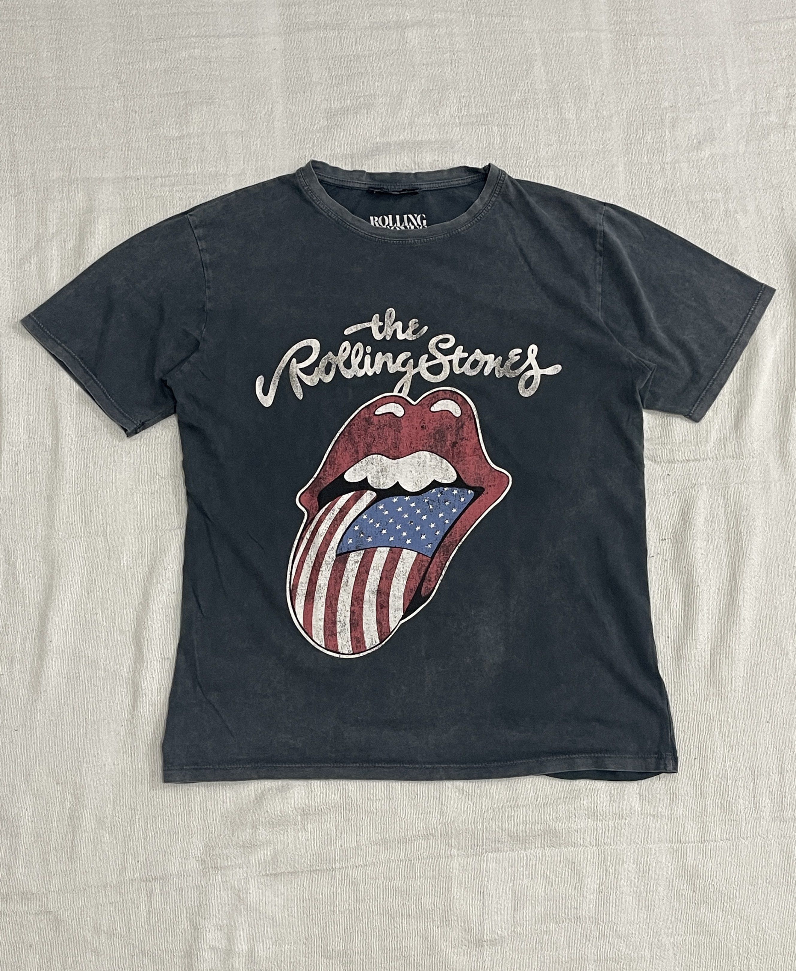 Stradivarius Rolling Stones T-shirt (Category: Shirts) located in San Fernando. Submitted by duhrnig (Listing ID 1418082360, Image 1). Description: Rolling Stones Tee - Stradivarius Classic Rolling Stones tee featuring the iconic tongue in American flag colors. Loose fit that feels comfy and chill, not stretched but has that lived-in vibes. A few loose threads add character without affecting wear. Perfect for streetwear, layering, or showing off 